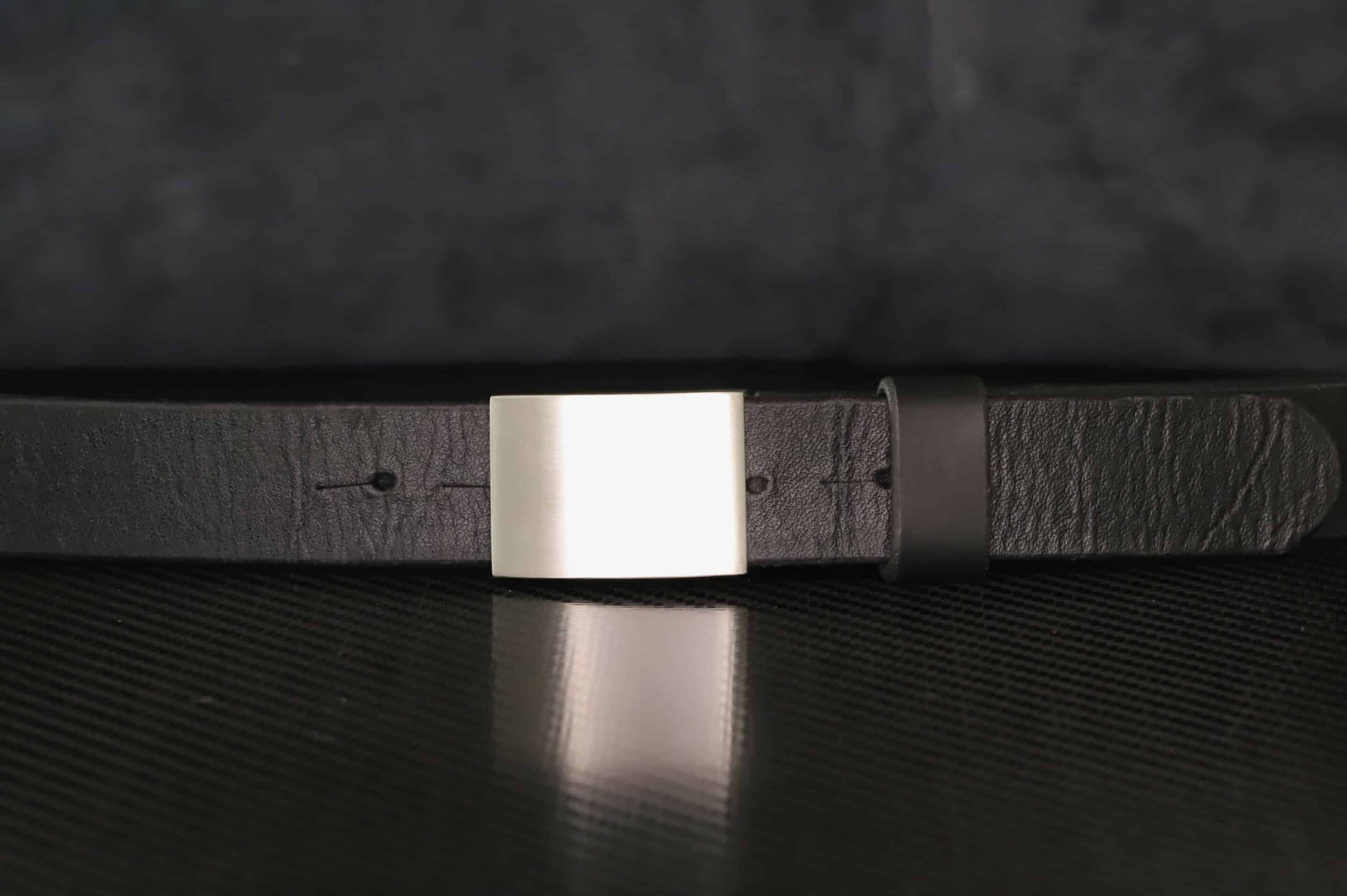 Klassische Gürtelschnalle in Silber mit schwarzem Leder – Bild 3
