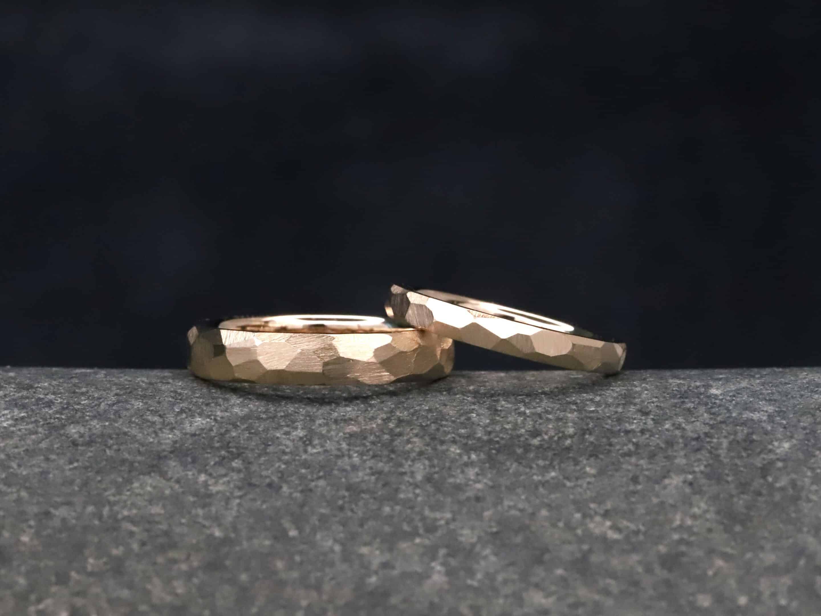 Trauringe in 585er Rosegold Außen grob Geschliffen