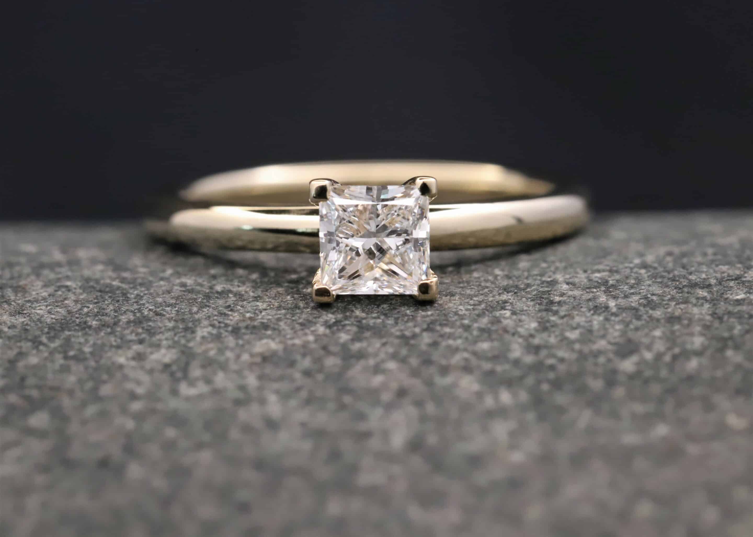 Verlobungsring 585er Gelbgold mit 0,68ct synthetischem Diamanten im Princess Schliff