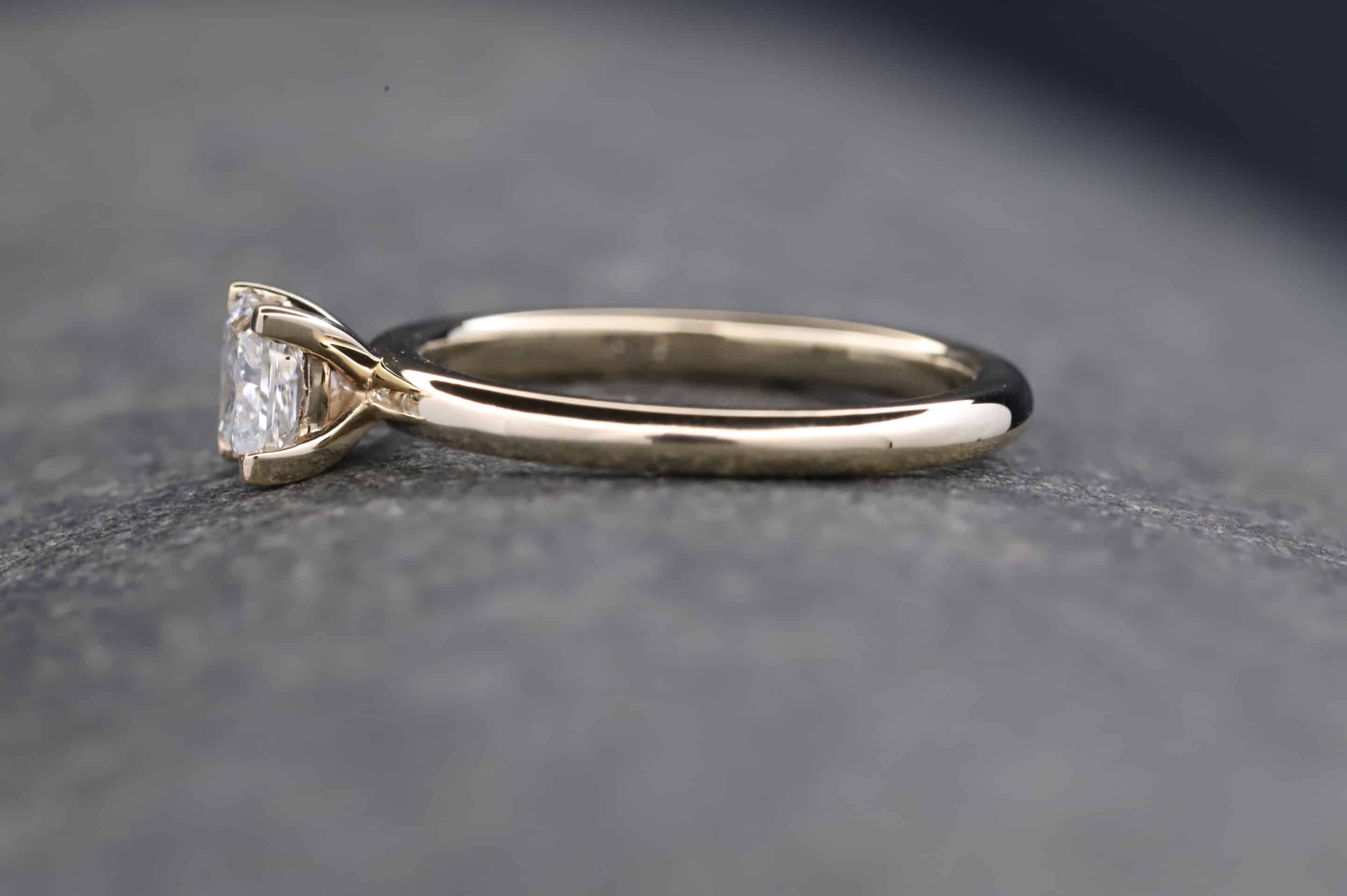 Verlobungsring 585er Gelbgold mit 0,68ct synthetischem Diamanten im Princess Schliff – Bild 8