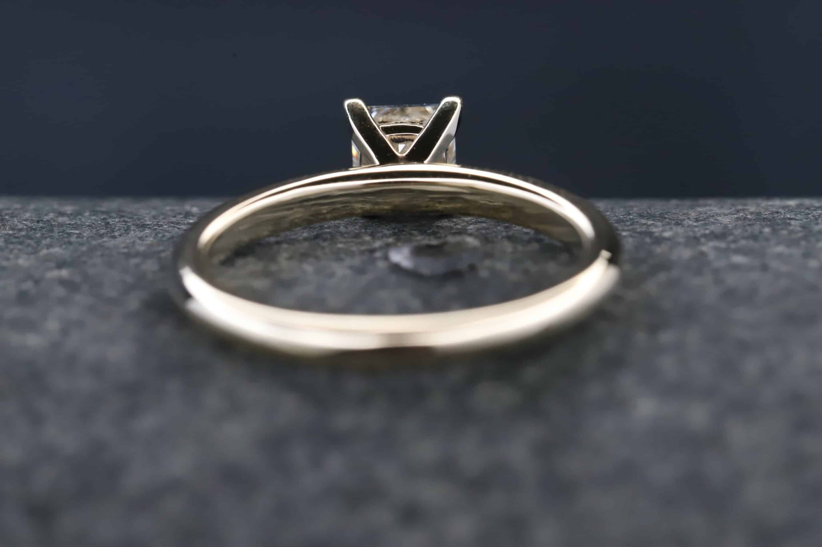 Verlobungsring 585er Gelbgold mit 0,68ct synthetischem Diamanten im Princess Schliff – Bild 9