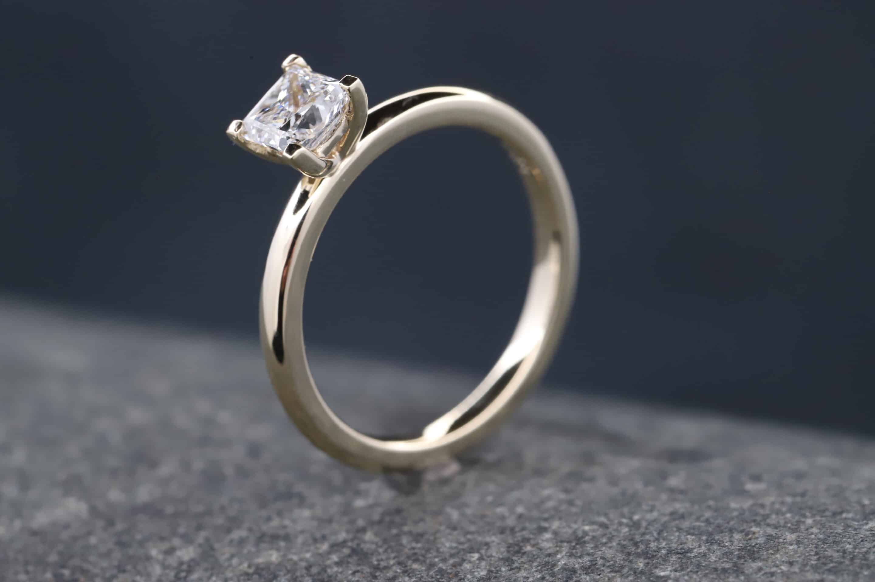 Verlobungsring 585er Gelbgold mit 0,68ct synthetischem Diamanten im Princess Schliff – Bild 2