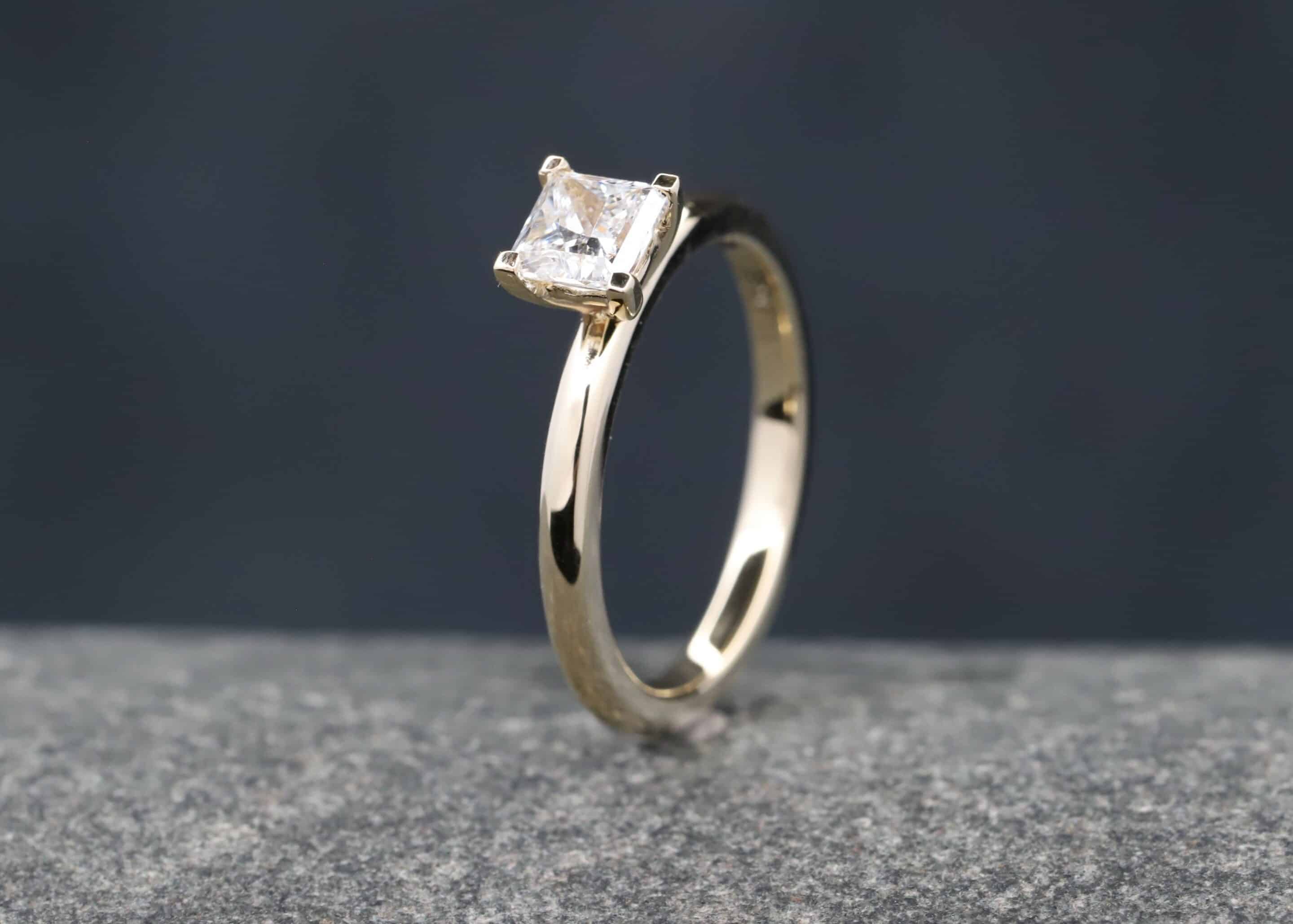 Verlobungsring 585er Gelbgold mit 0,68ct synthetischem Diamanten im Princess Schliff – Bild 3