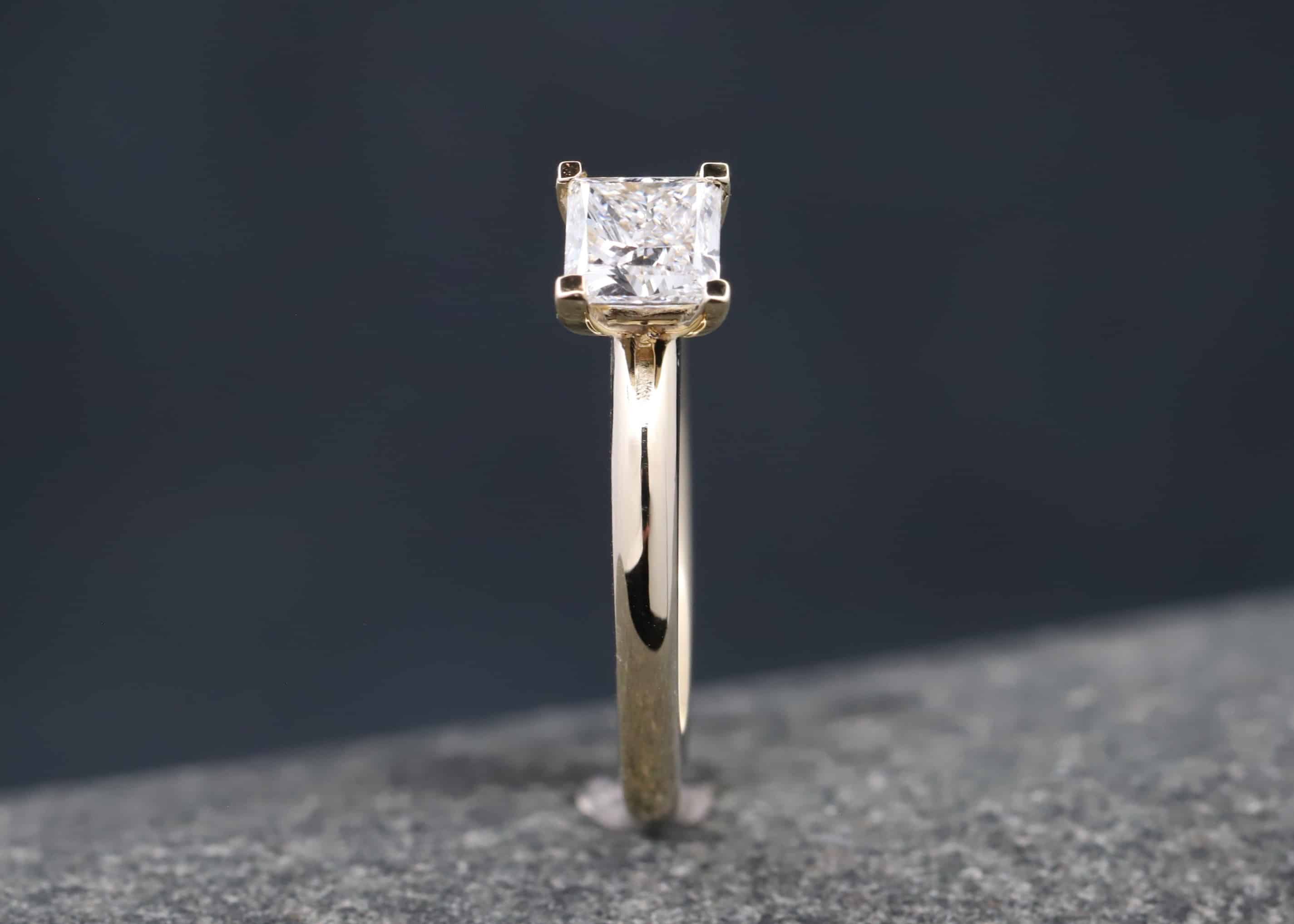 Verlobungsring 585er Gelbgold mit 0,68ct synthetischem Diamanten im Princess Schliff – Bild 4