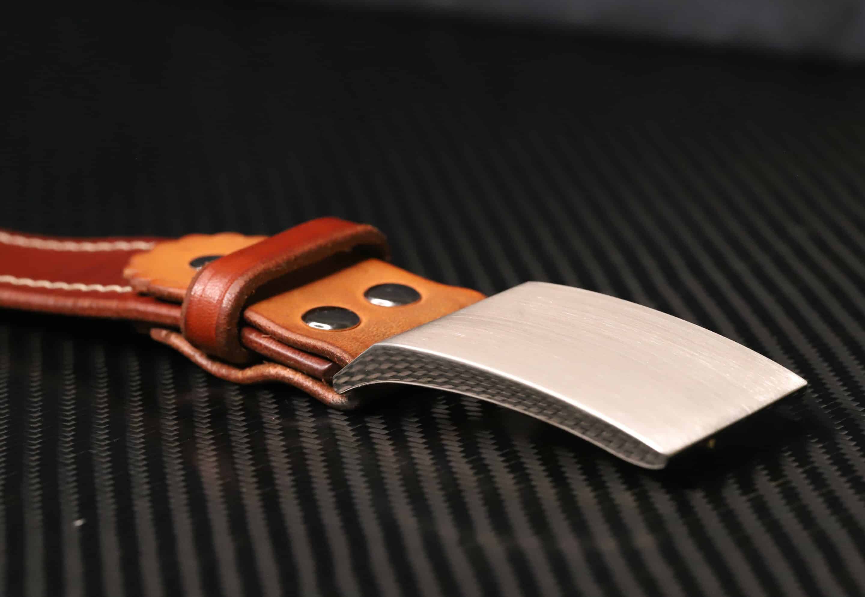 Gürtel mit schön abgenähtem Leder und einer Schließe in Silber, Riemenbreite 38mm