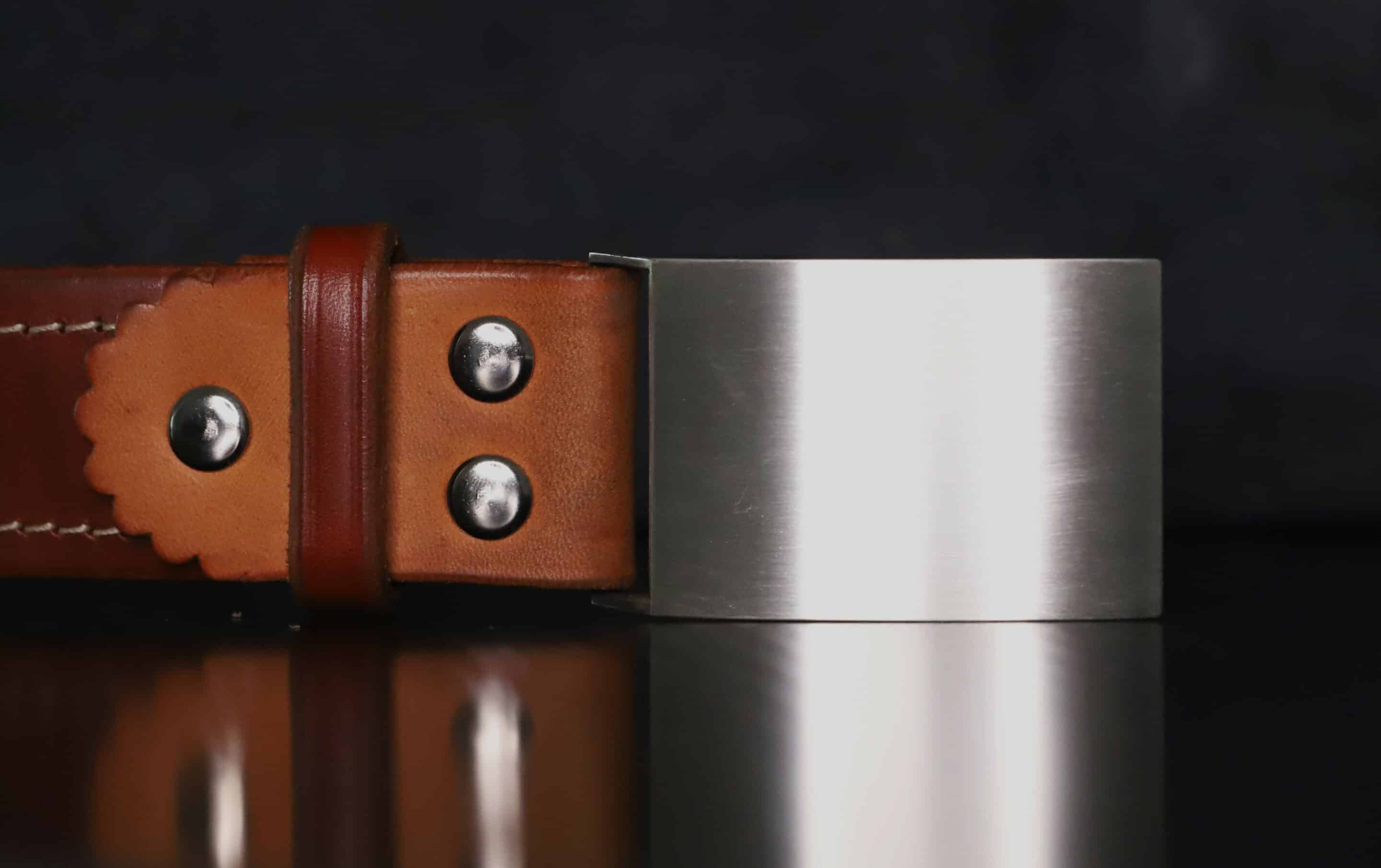 Gürtel mit schön abgenähtem Leder und einer Schließe in Silber, Riemenbreite 38mm – Bild 4