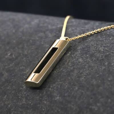 Mittlerer Kettenanhänger mit Pferdehaar 585er Gelbgold