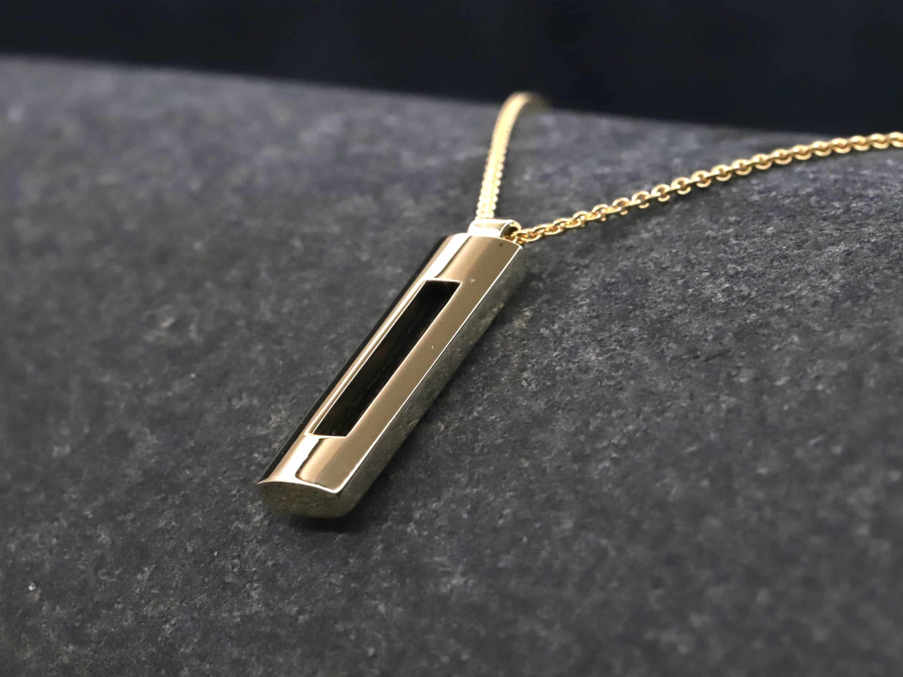 Mittlerer Kettenanhänger mit Pferdehaar 585er Gelbgold