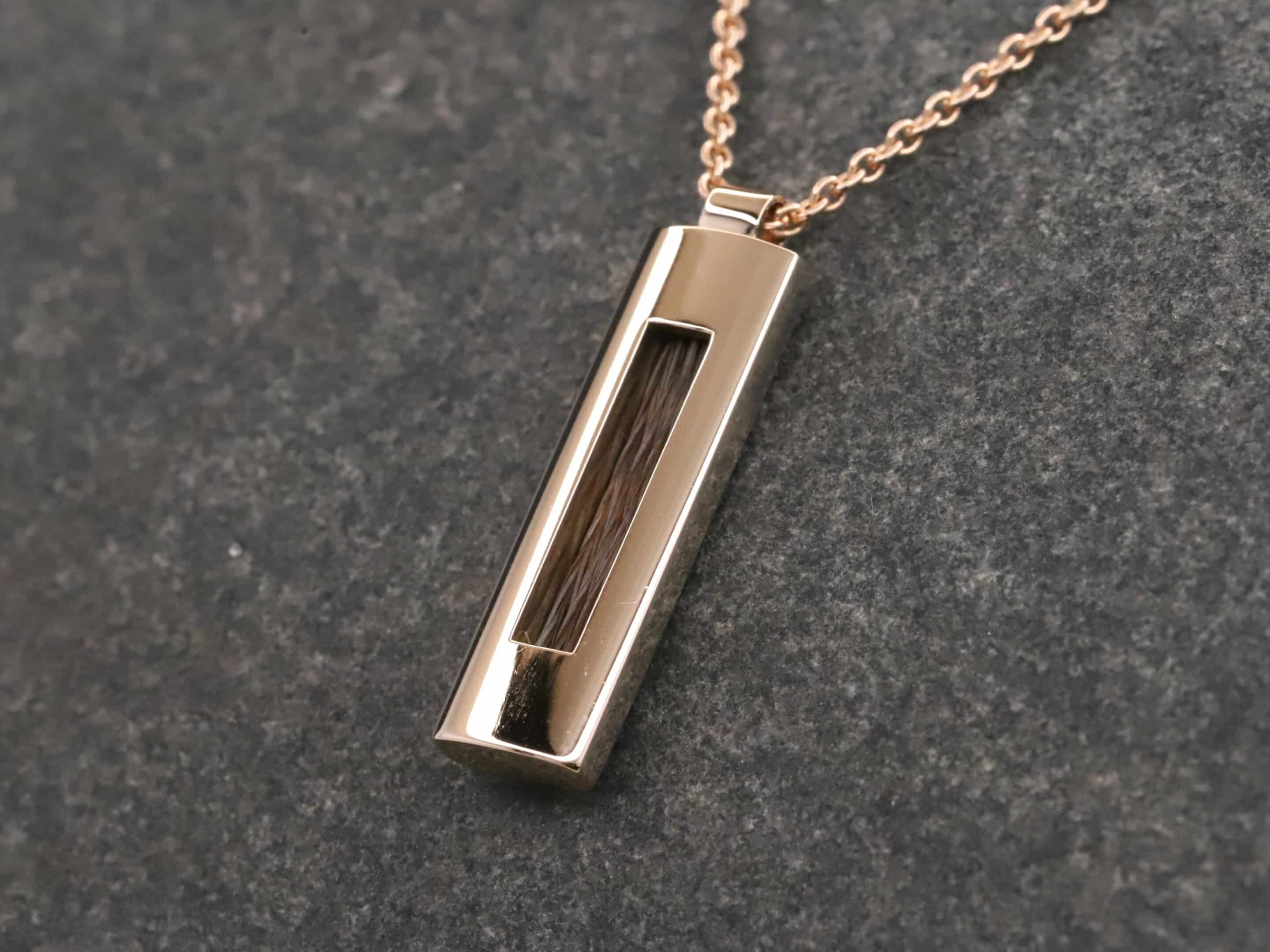 Mittlerer Kettenanhänger mit Pferdehaar 585er Rosegold