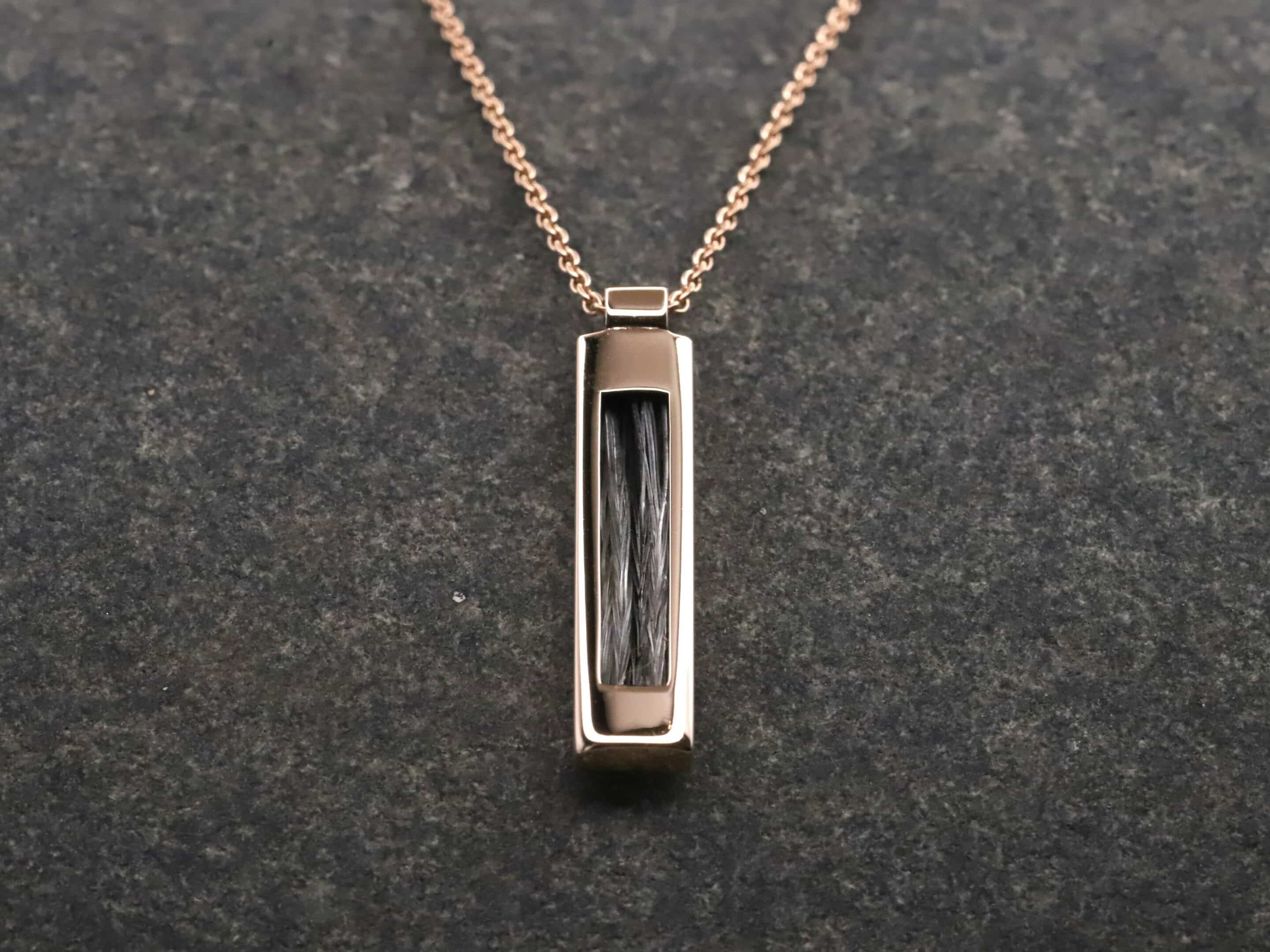 feiner Kettenanhänger mit Pferdehaar 585er Rosegold