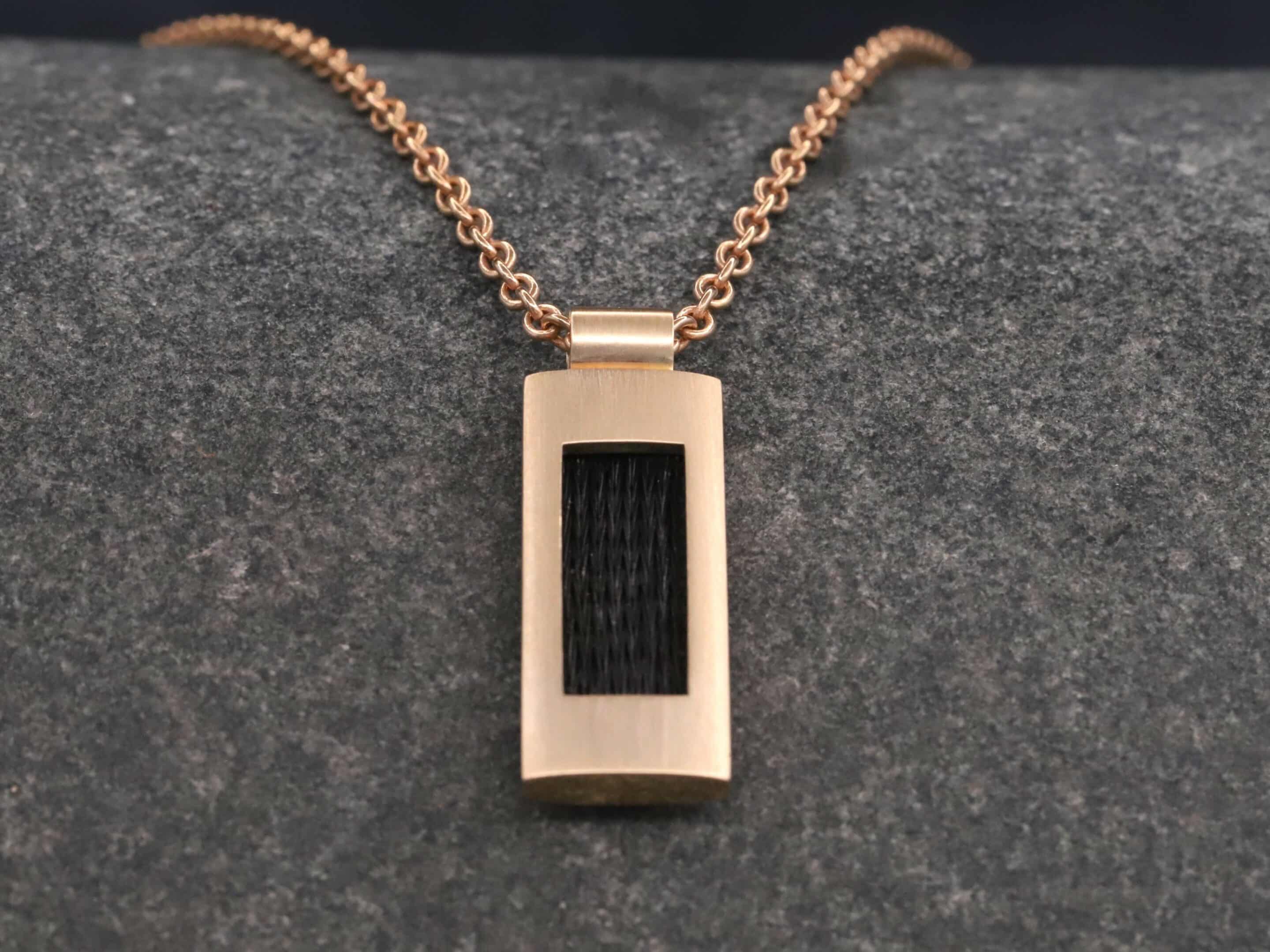 Kettenanhänger mit Pferdehaar 585er Rosegold Matt