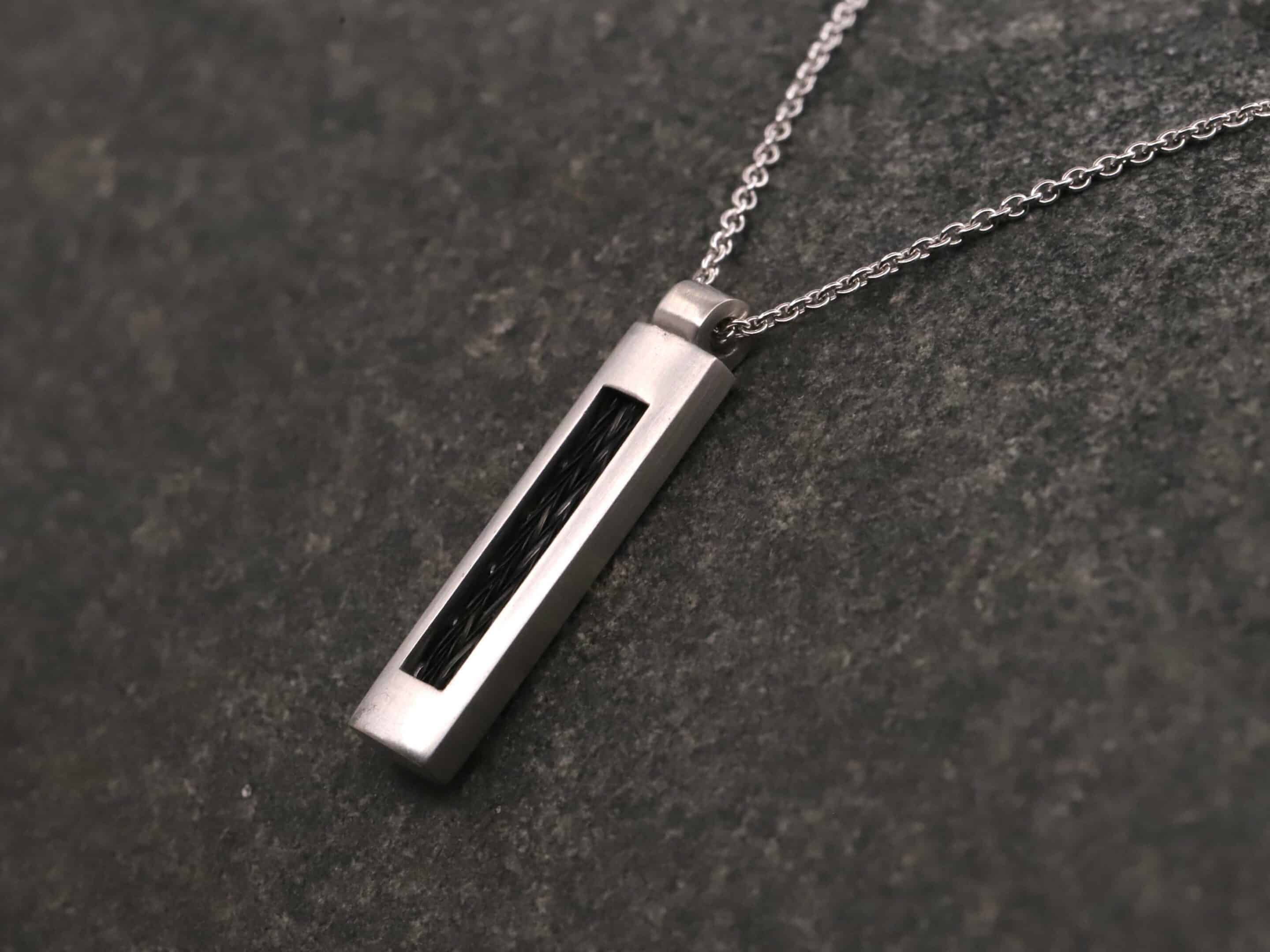 feiner Kettenanhänger mit Pferdehaar 950er Platin