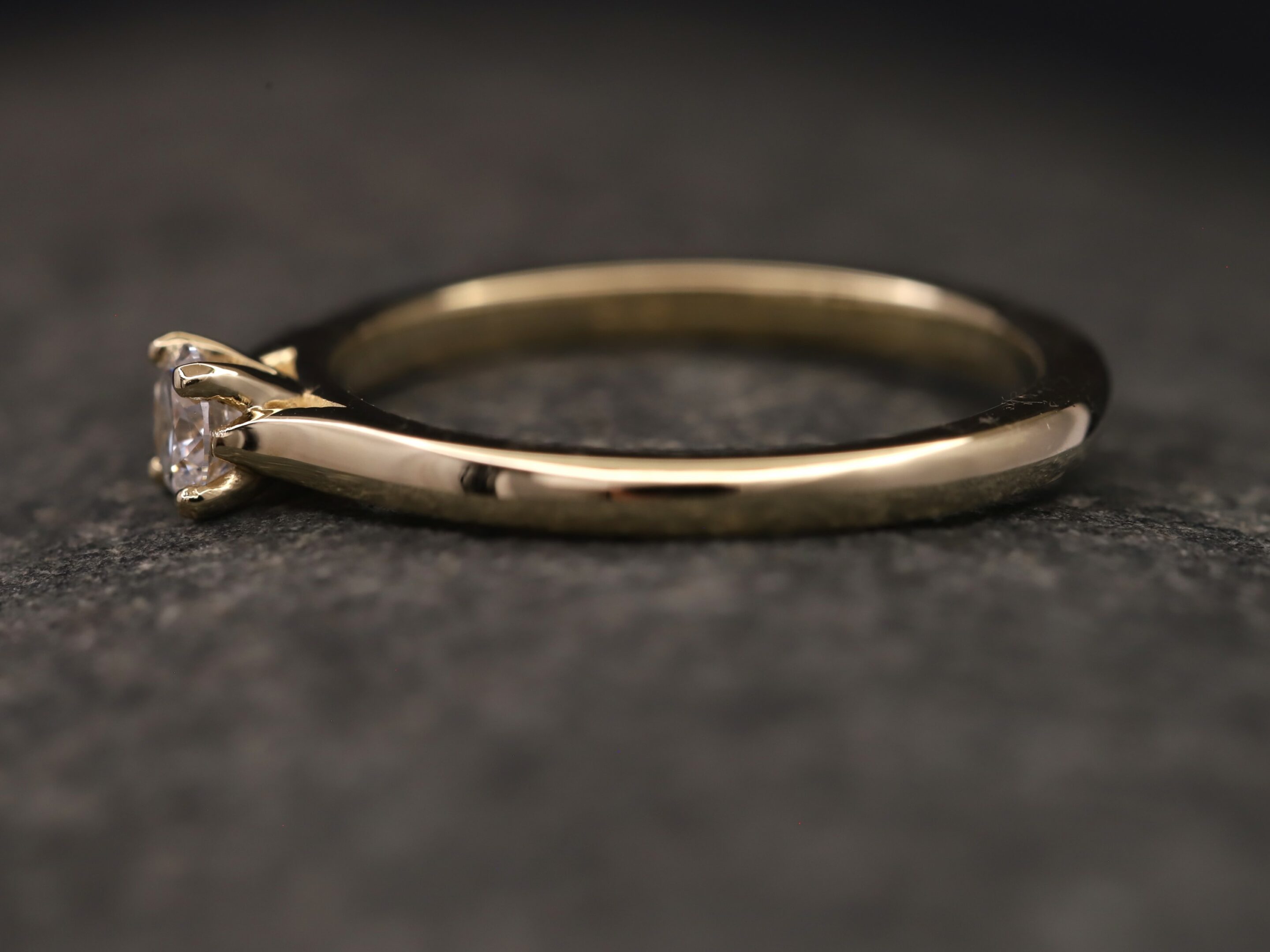 Verlobungsring 585er Gelbgold mit 0,22ct synthetischem Diamanten im Brillantschliff – Bild 10