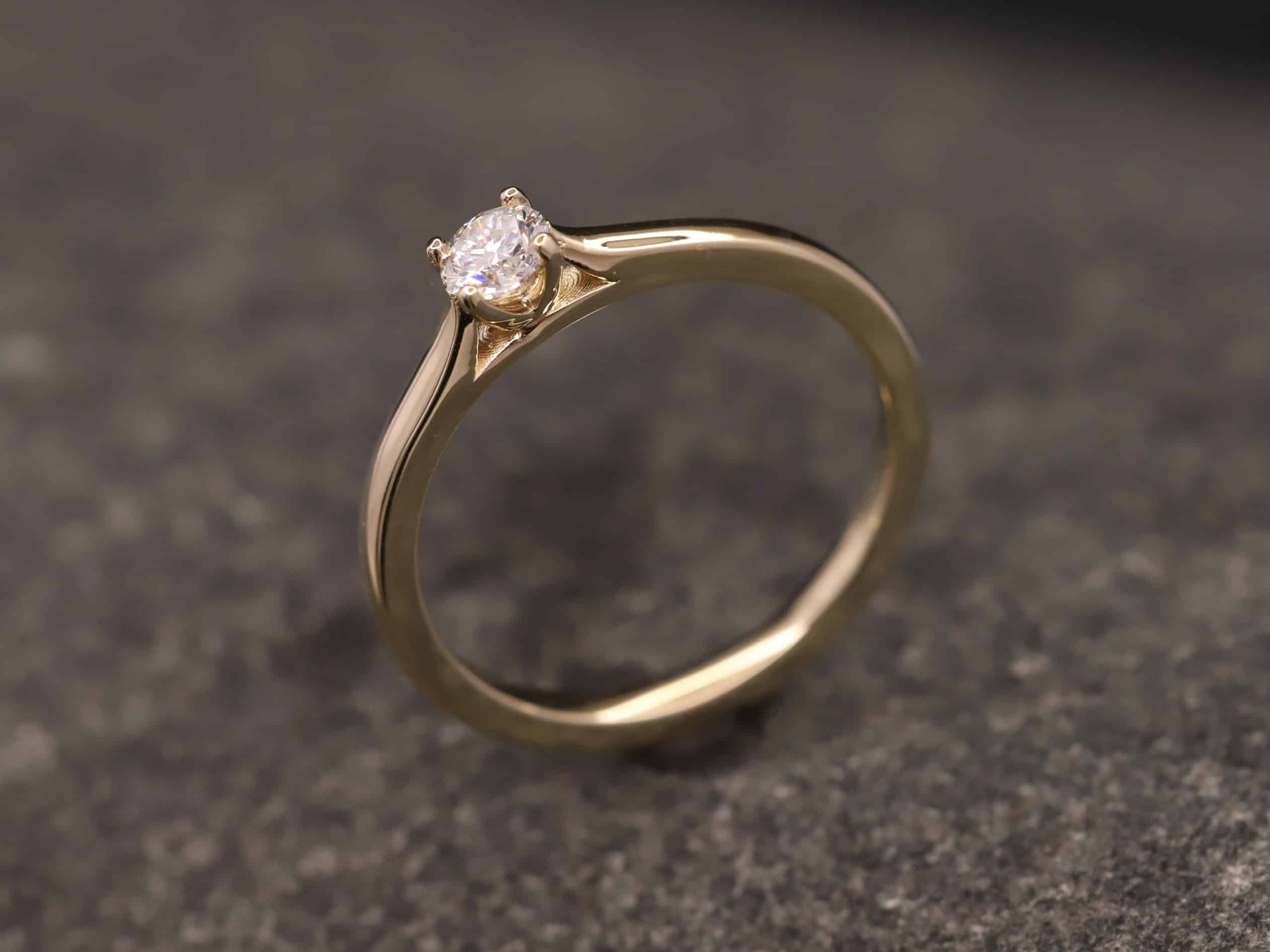 Verlobungsring 585er Gelbgold mit 0,22ct synthetischem Diamanten im Brillantschliff – Bild 4