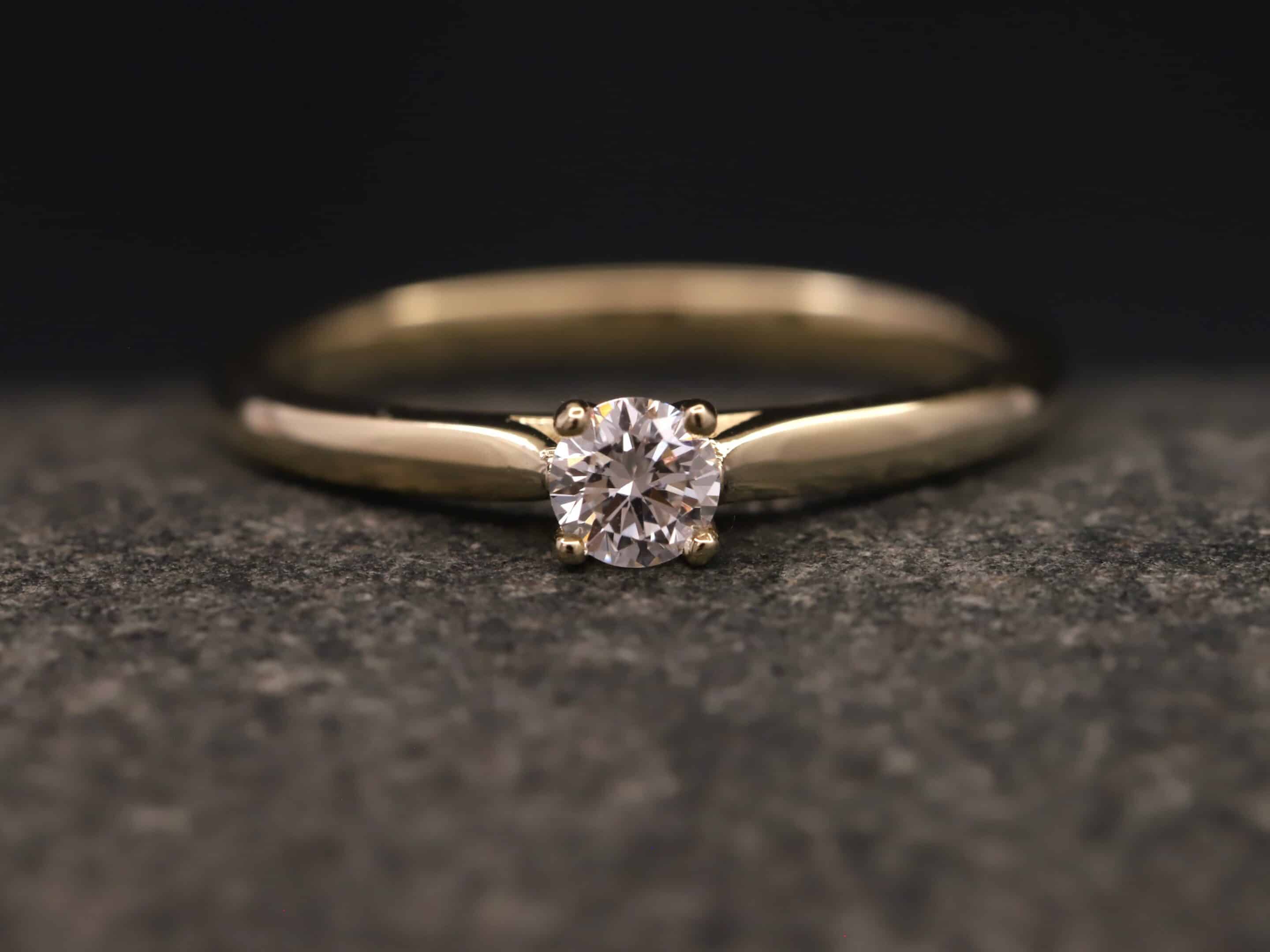 Verlobungsring 585er Gelbgold mit 0,22ct synthetischem Diamanten im Brillantschliff – Bild 9