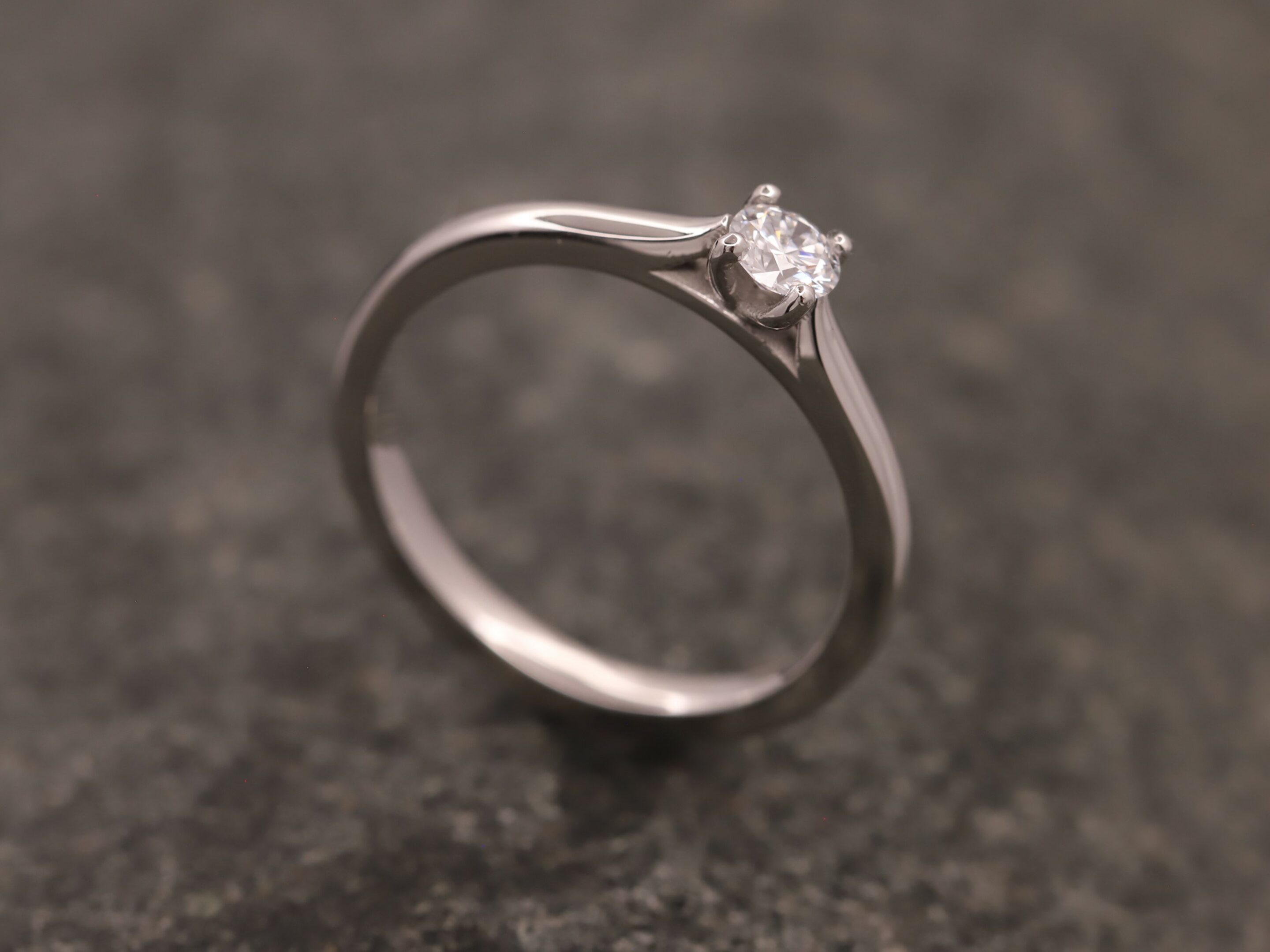 Verlobungsring 950er Platin mit 0,22ct synthetischem Diamanten im Brillantschliff – Bild 4