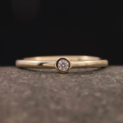 Verlobungsring 585er Gelbgold mit 0,05ct synthetischem Diamanten im Brillantschliff
