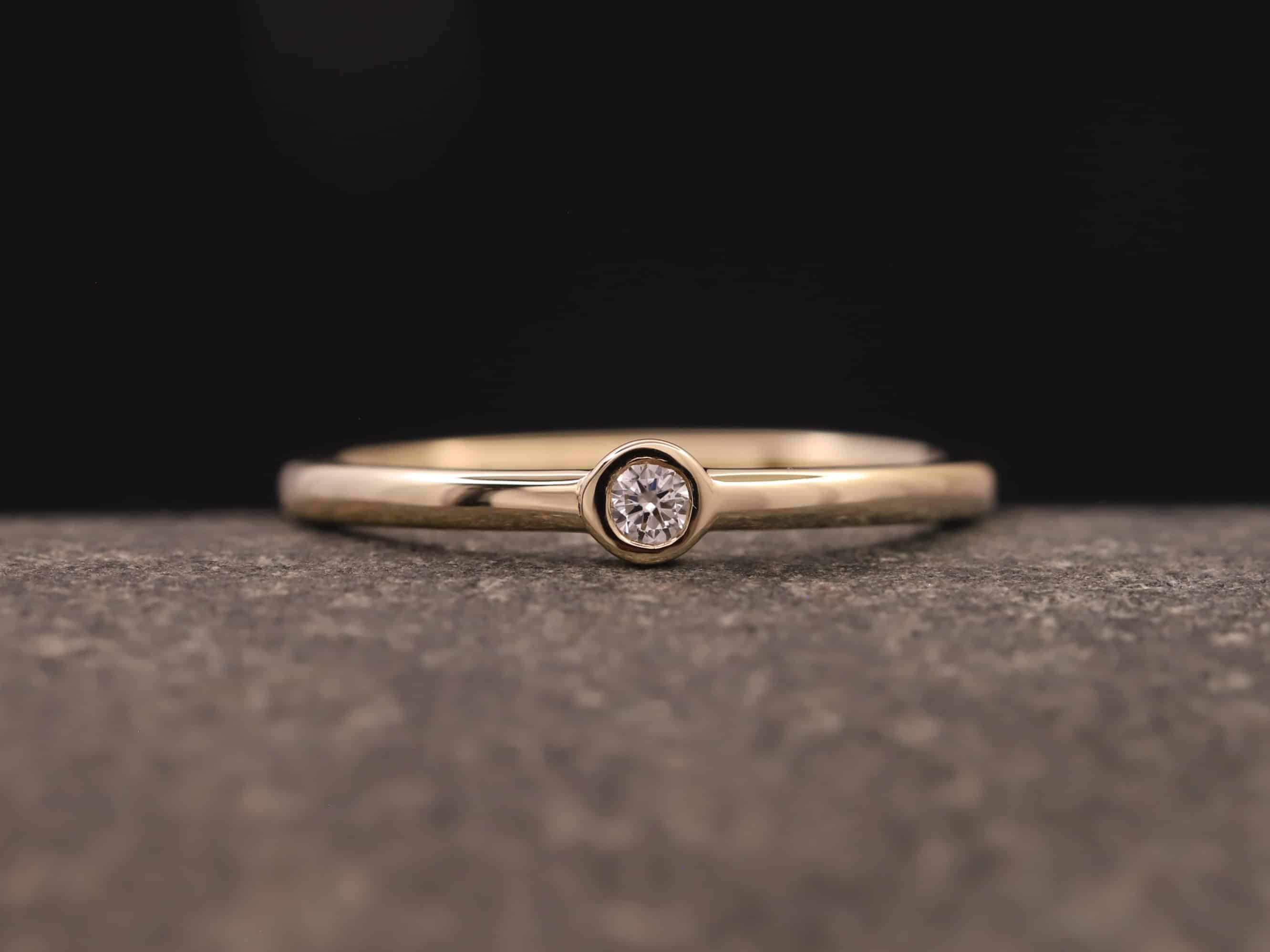 Verlobungsring 585er Gelbgold mit 0,05ct synthetischem Diamanten im Brillantschliff