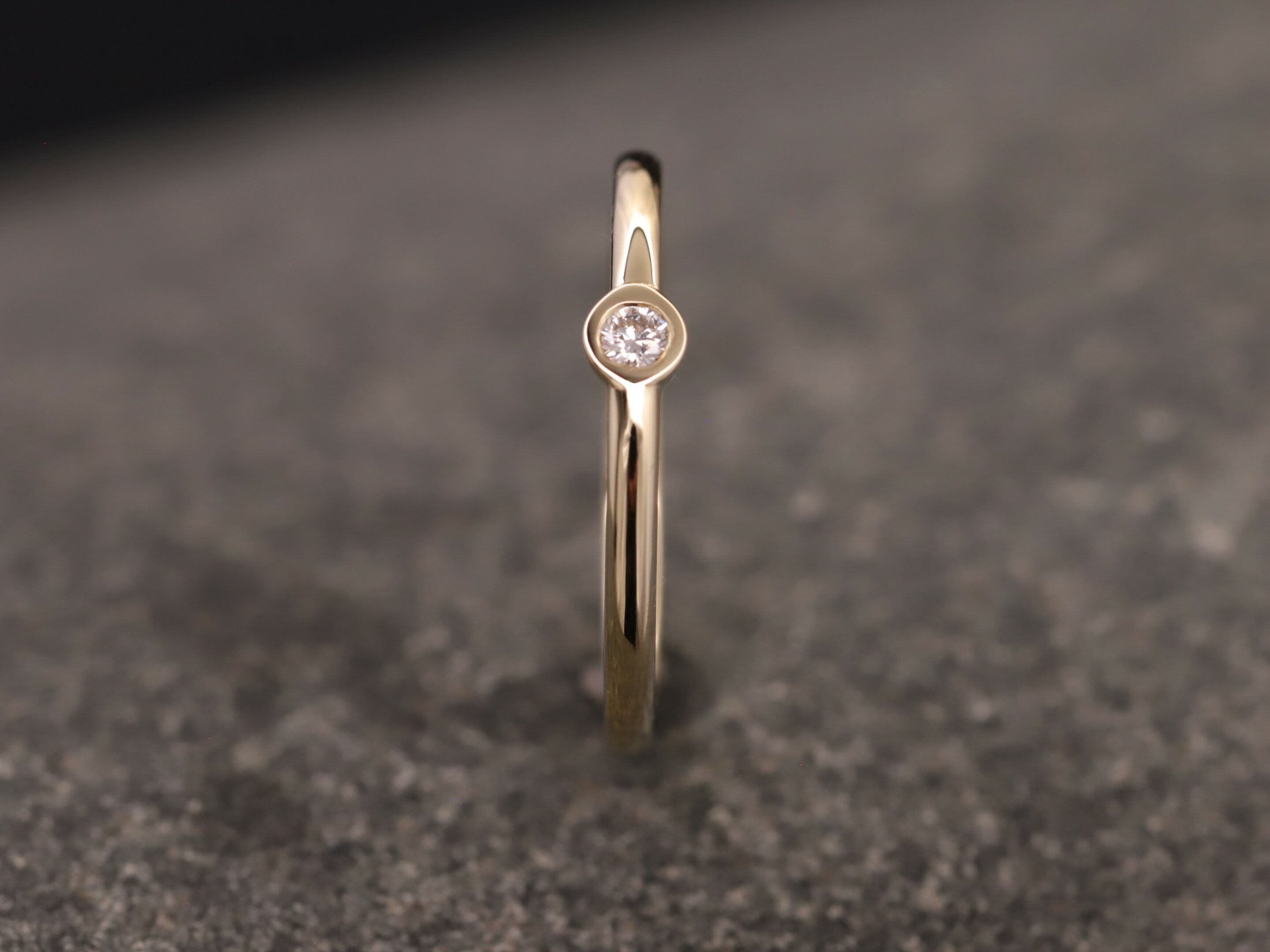 Verlobungsring 585er Gelbgold mit 0,05ct synthetischem Diamanten im Brillantschliff – Bild 3