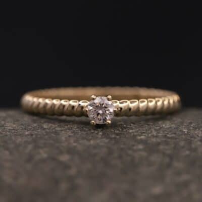 Verlobungsring 585er Gelbgold mit 0,127ct synthetischem Diamanten im Brillantschliff