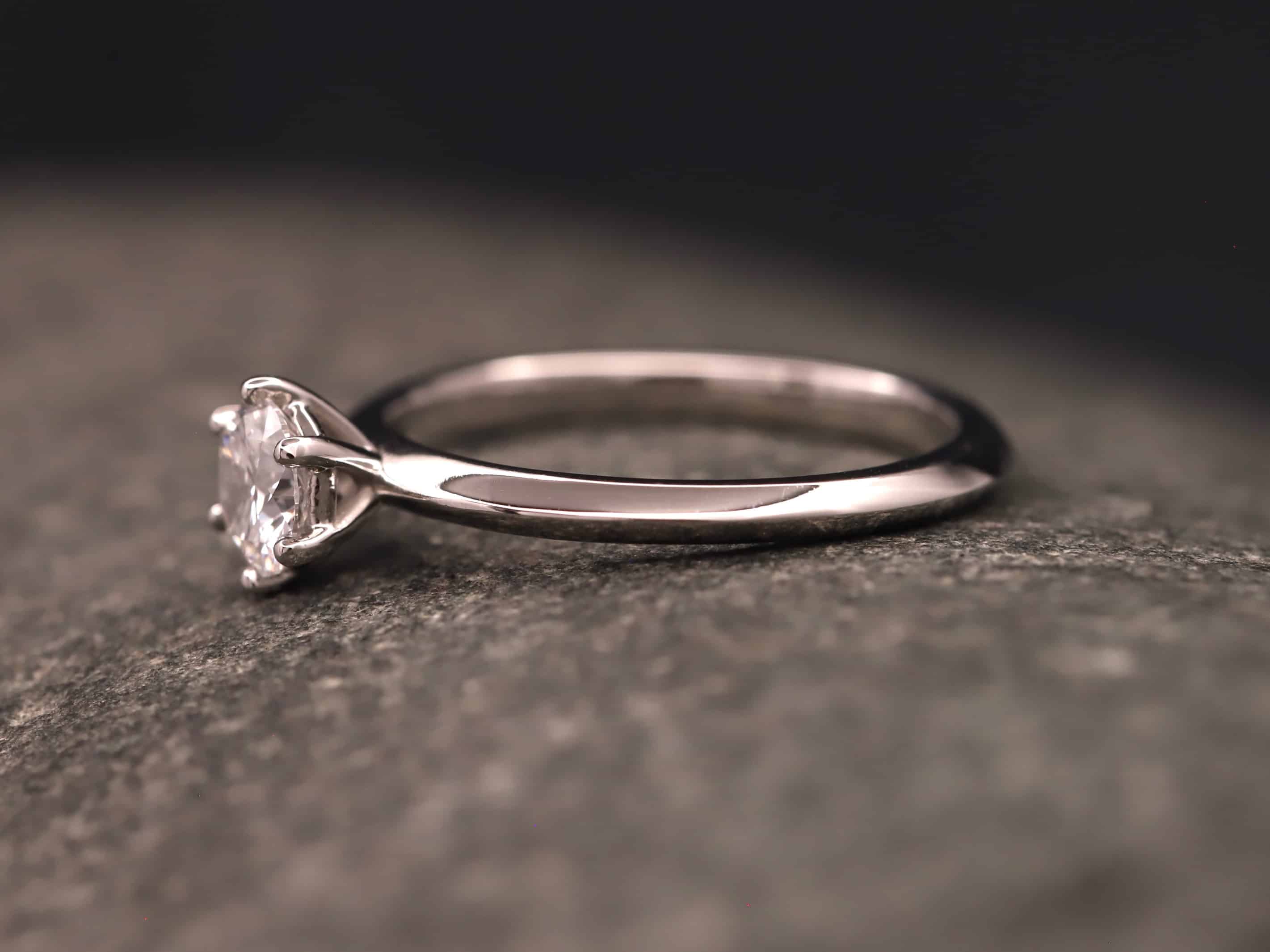 Verlobungsring 950er Platin mit 0,57ct synthetischem Diamanten im Brillantschliff – Bild 4