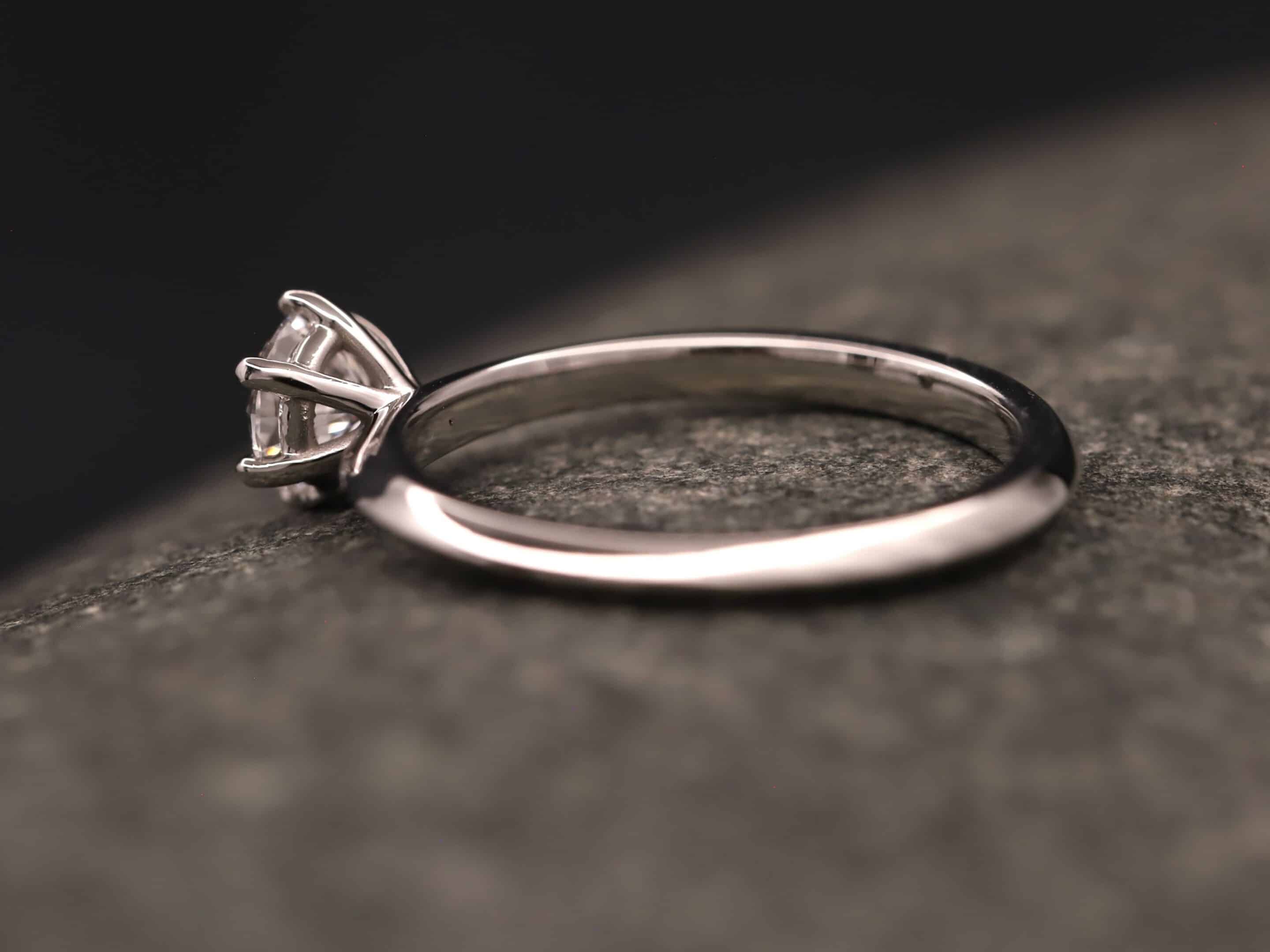Verlobungsring 950er Platin mit 0,57ct synthetischem Diamanten im Brillantschliff – Bild 6