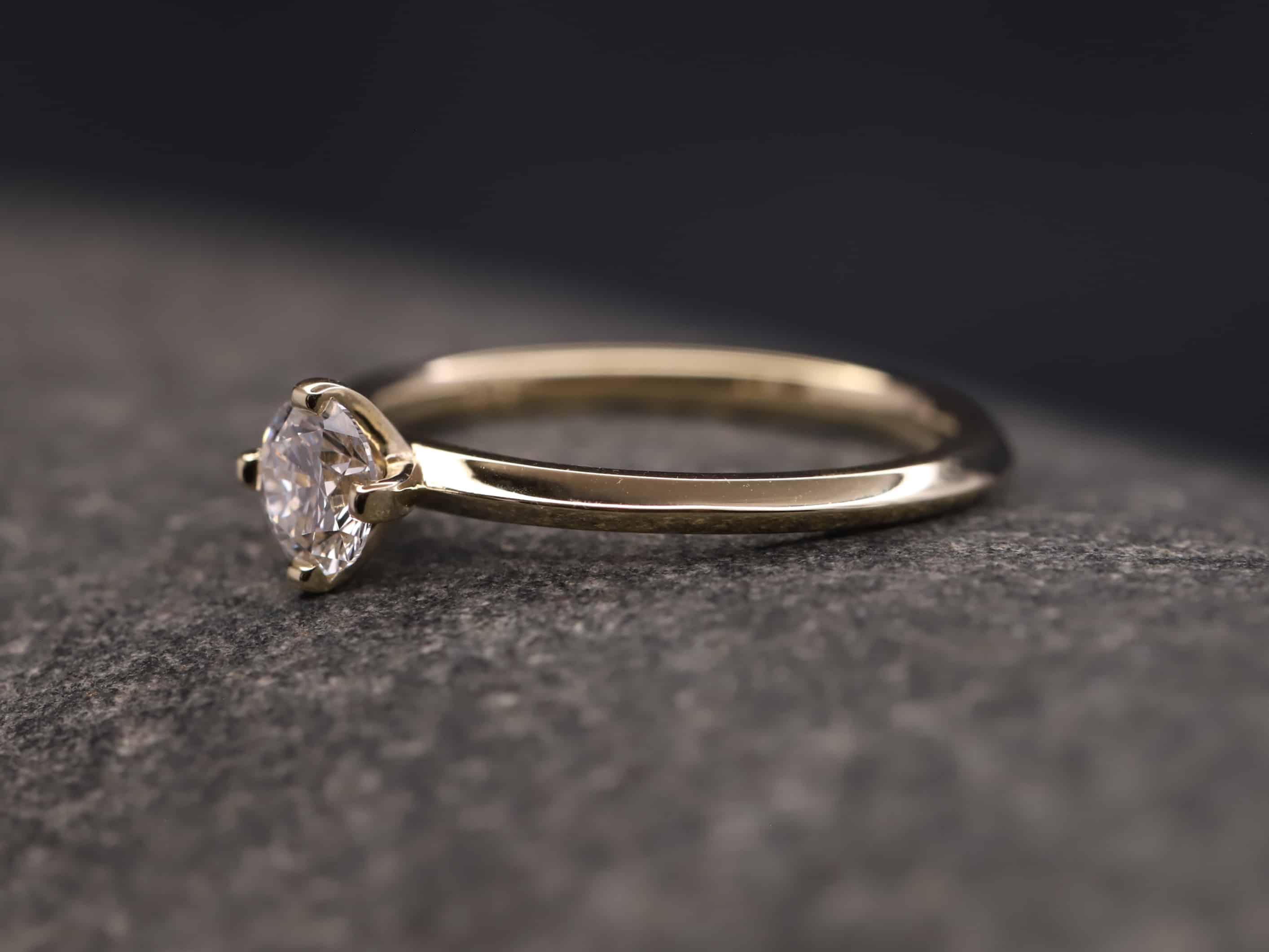 Verlobungsring 585er Gelbgold mit 0,54ct synthetischem Diamanten im Brillantschliff – Bild 4