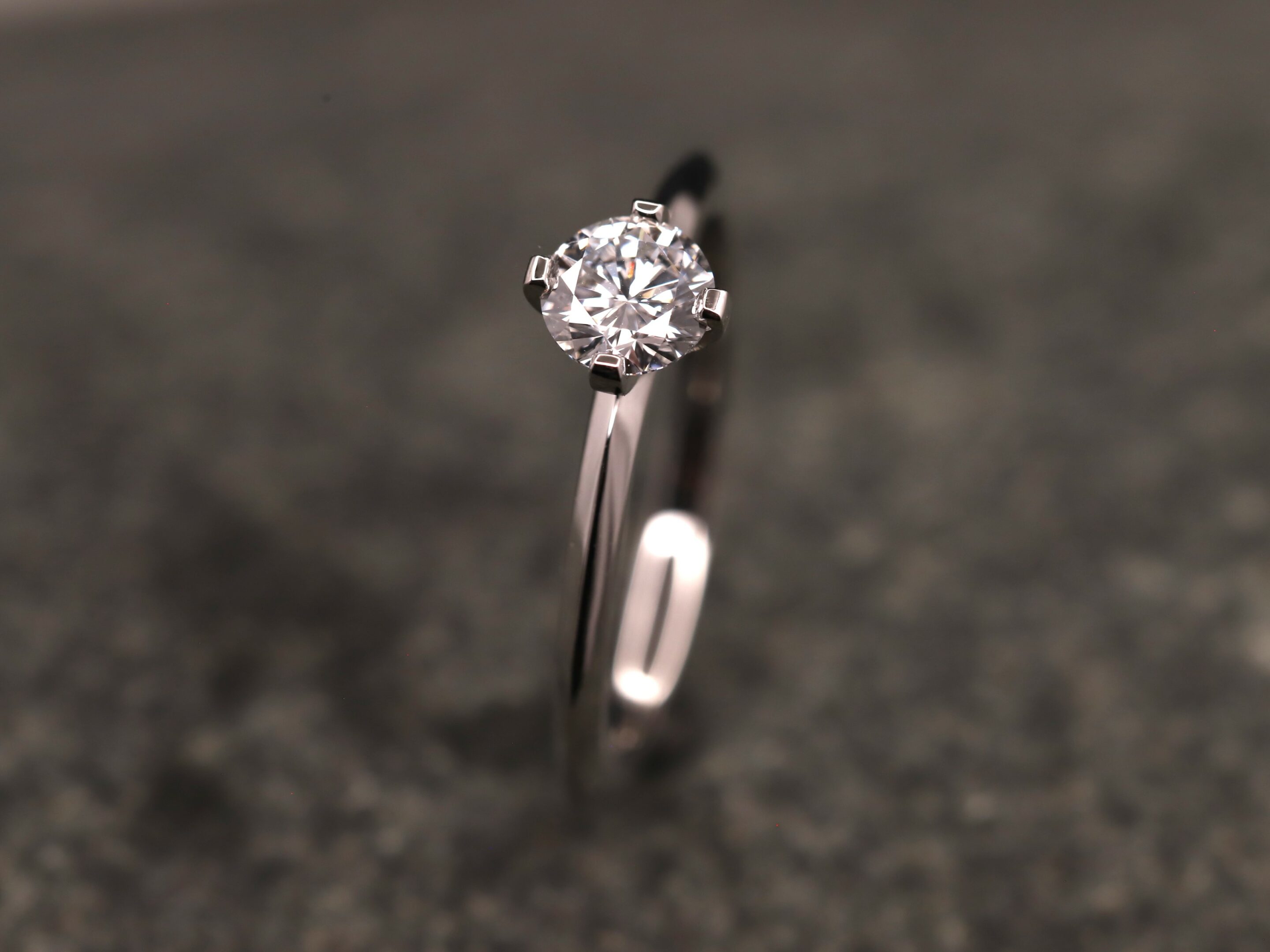 Verlobungsring 950er Platin mit 0,542ct synthetischem Diamanten im Brillantschliff – Bild 4