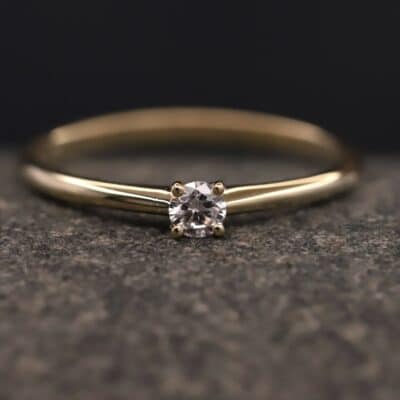 Verlobungsring 585er Gelbgold mit 0,12ct synthetischem Diamanten im Brillantschliff