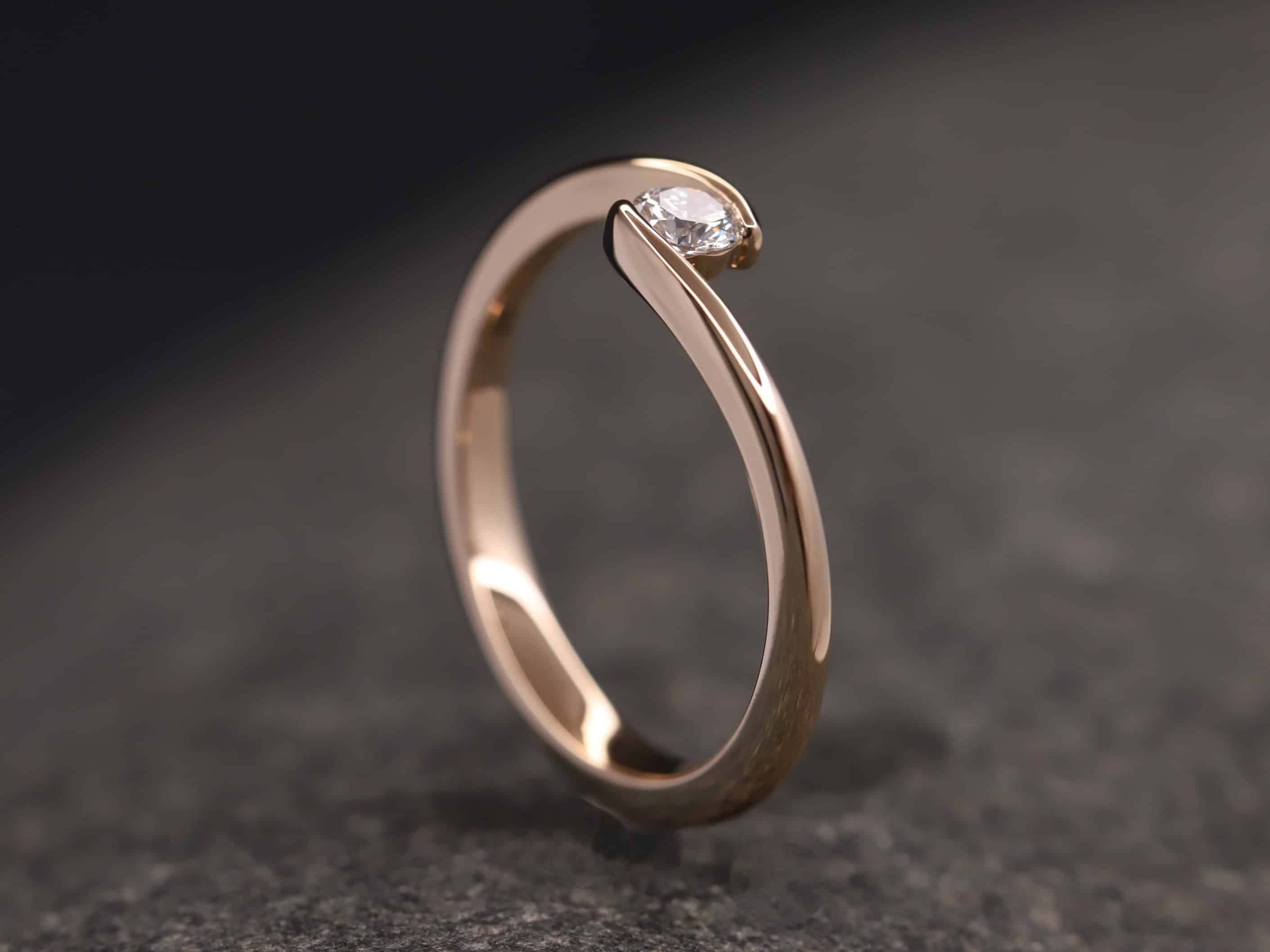 Verlobungsring 585er Rosegold mit 0,19ct synthetischem Diamanten im Brillantschliff – Bild 3