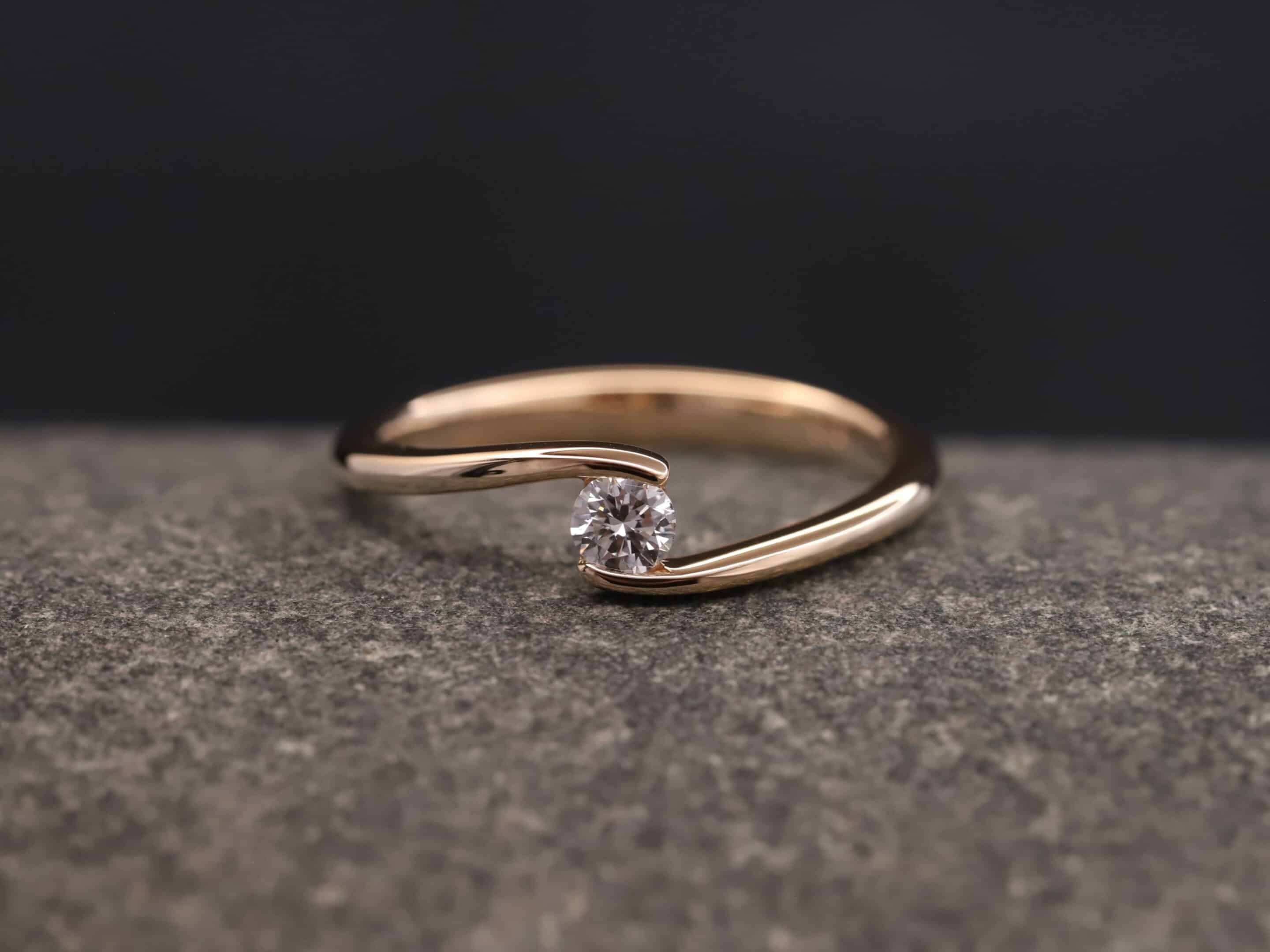 Verlobungsring 585er Rosegold mit 0,19ct synthetischem Diamanten im Brillantschliff