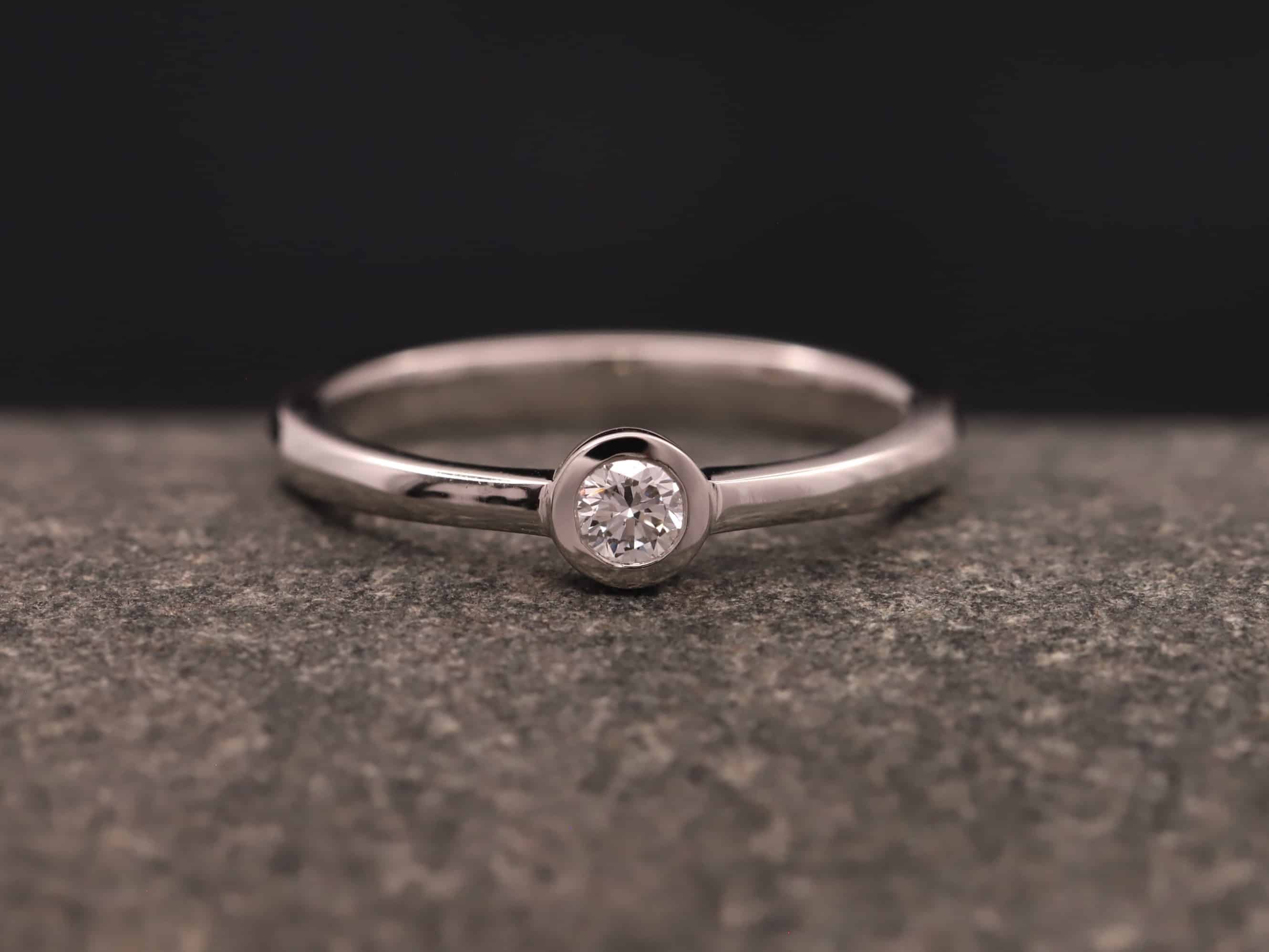 Verlobungsring 950 Platin mit 0,18ct synthetischem Diamanten im Brillantschliff