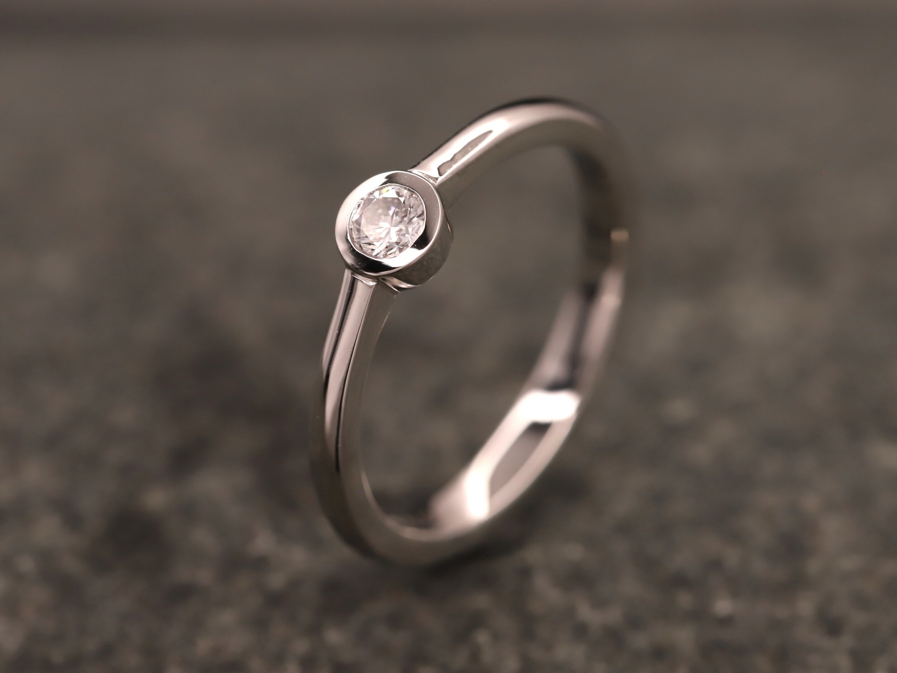 Verlobungsring 950 Platin mit 0,18ct synthetischem Diamanten im Brillantschliff – Bild 4
