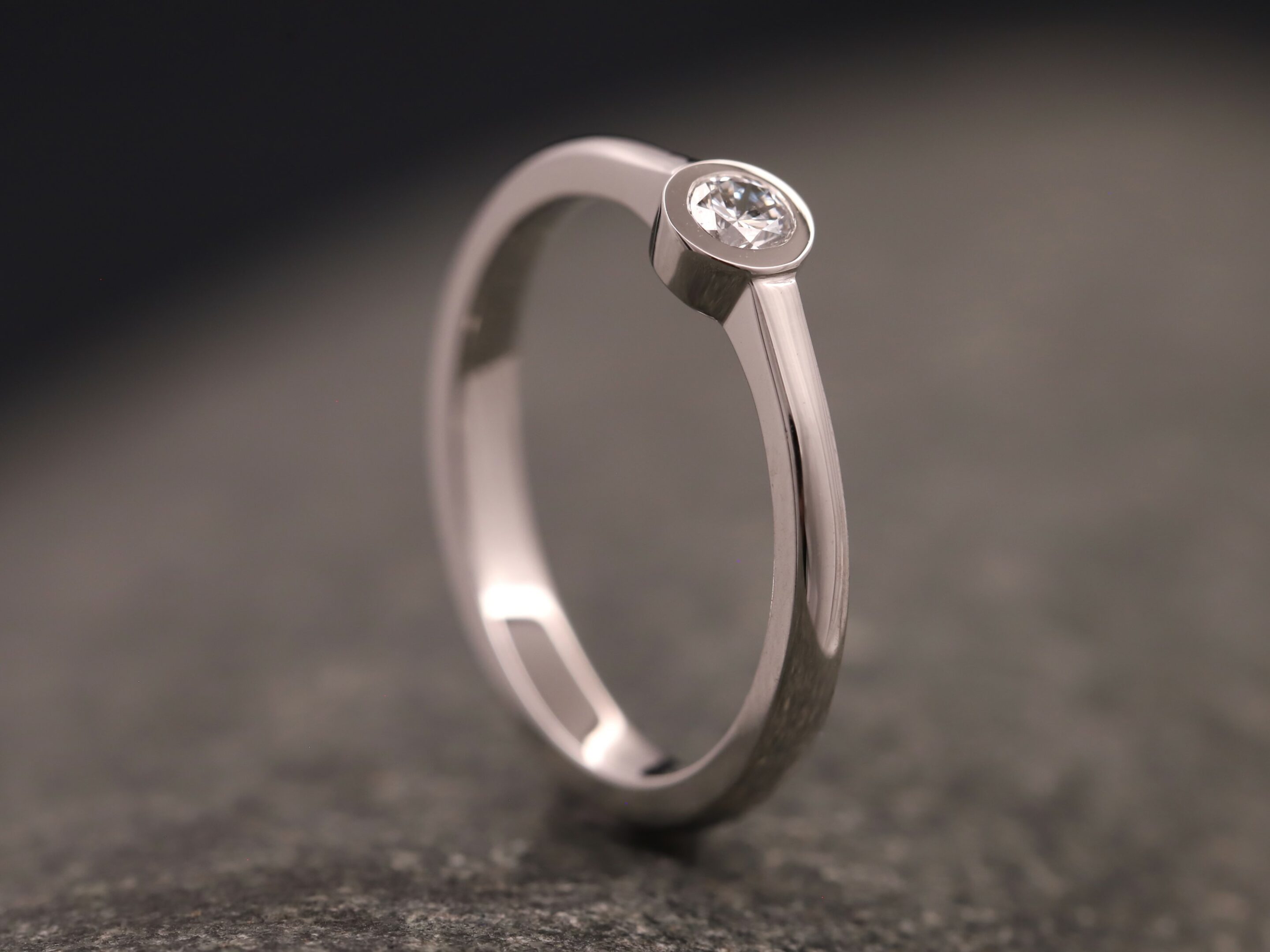 Verlobungsring 950 Platin mit 0,18ct synthetischem Diamanten im Brillantschliff – Bild 9