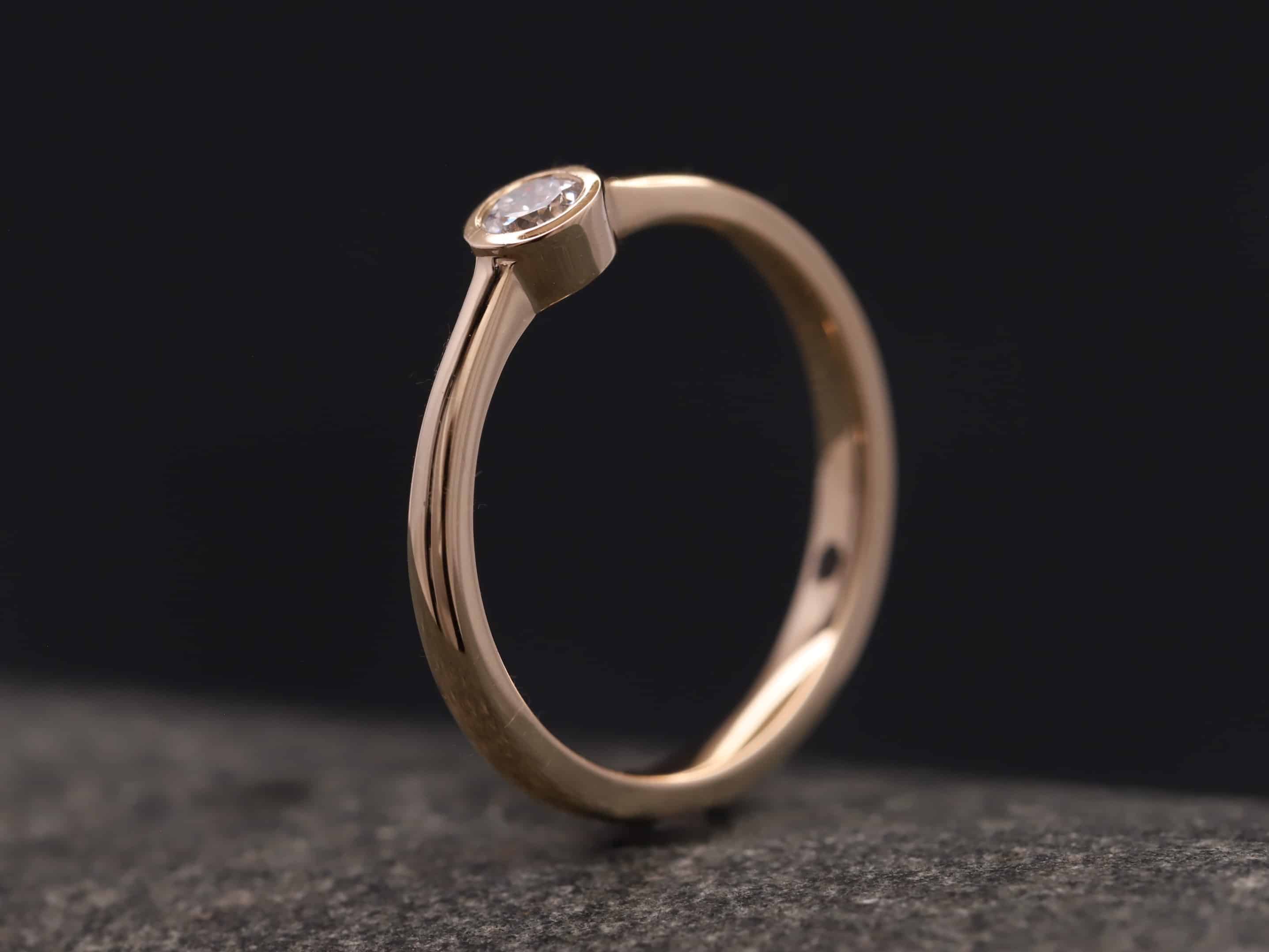 Verlobungsring 585er Rosegold mit 0,18ct synthetischem Diamanten im Brillantschliff – Bild 9