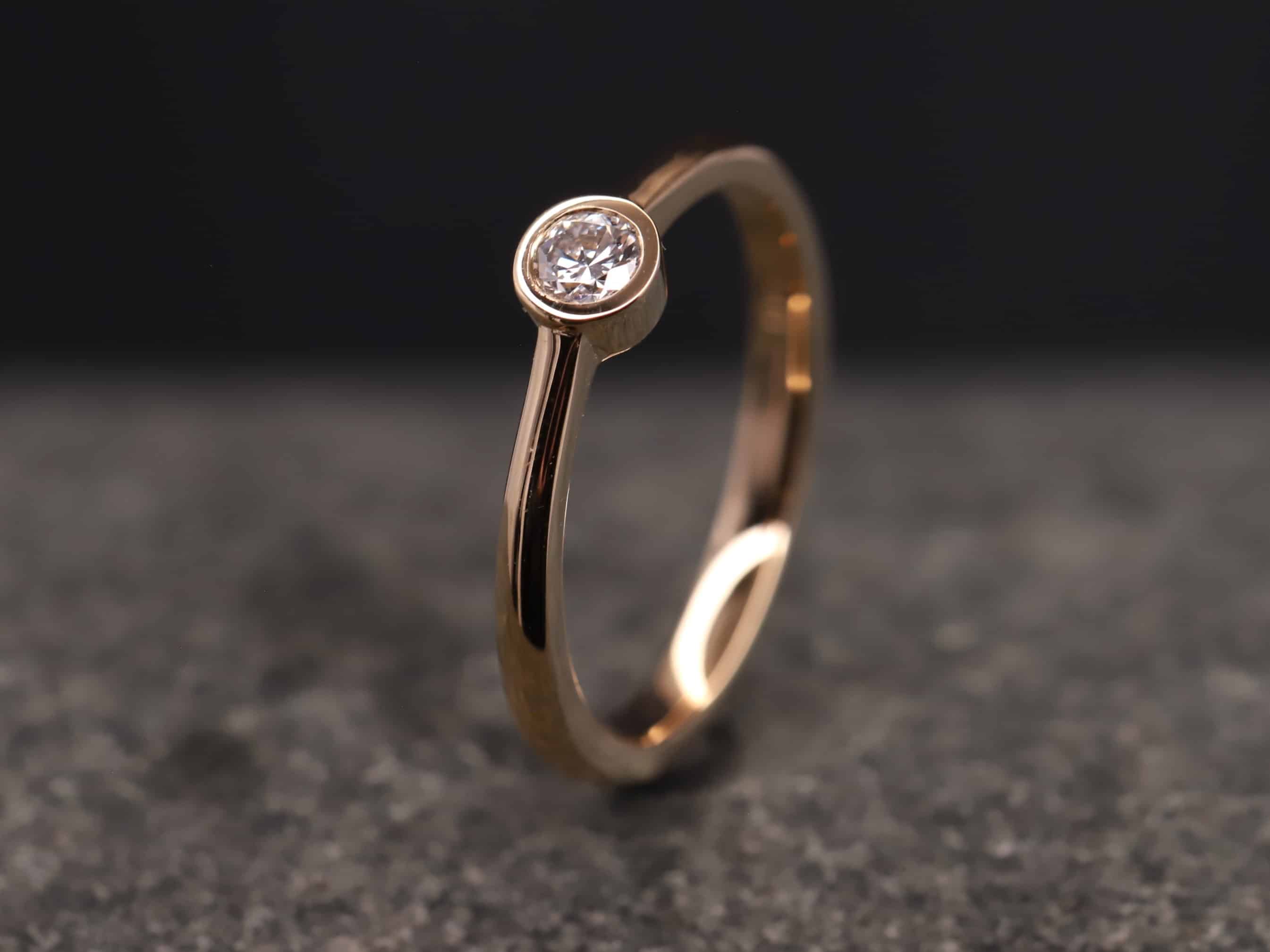 Verlobungsring 585er Rosegold mit 0,18ct synthetischem Diamanten im Brillantschliff – Bild 2