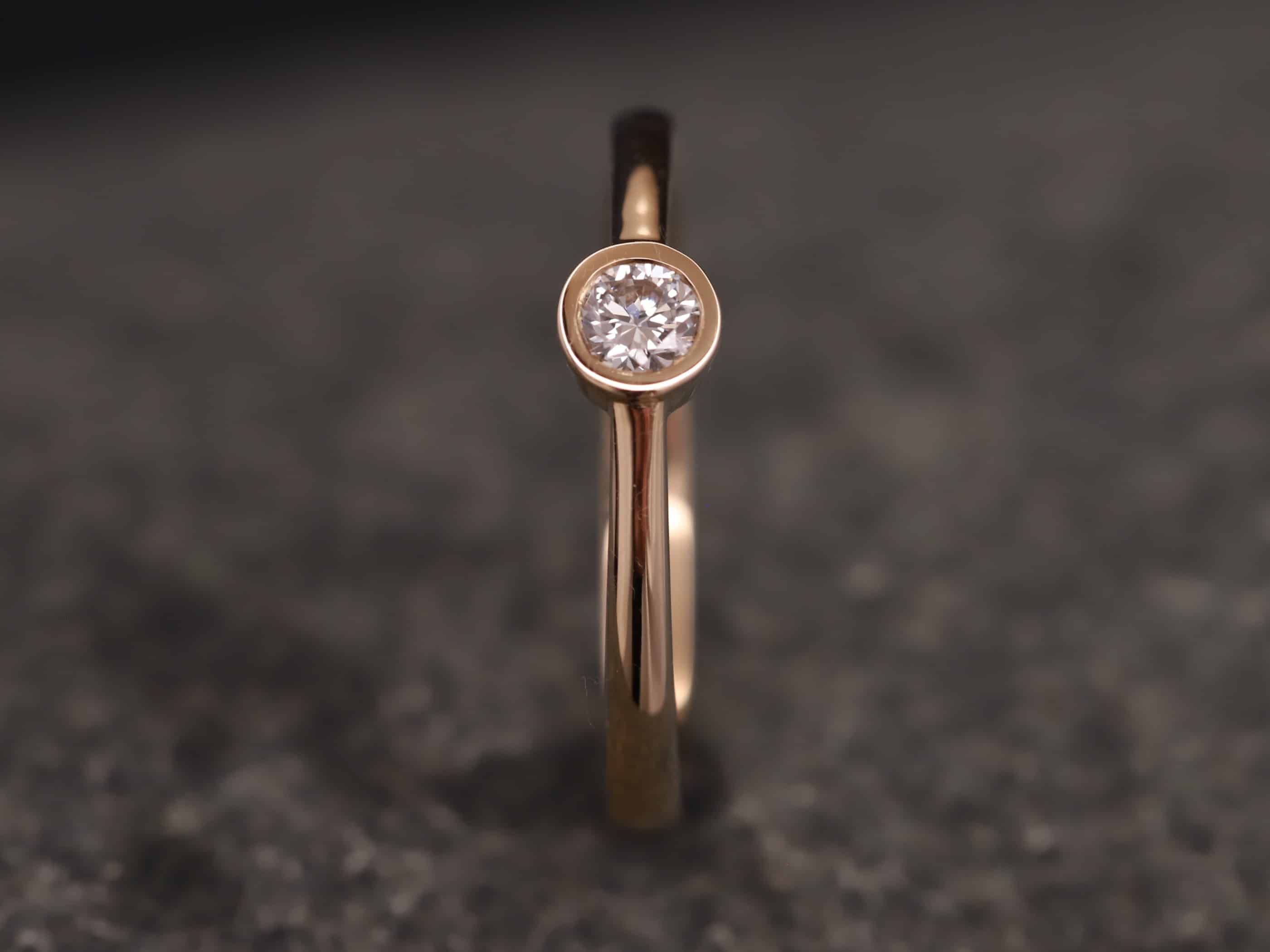 Verlobungsring 585er Rosegold mit 0,18ct synthetischem Diamanten im Brillantschliff – Bild 3