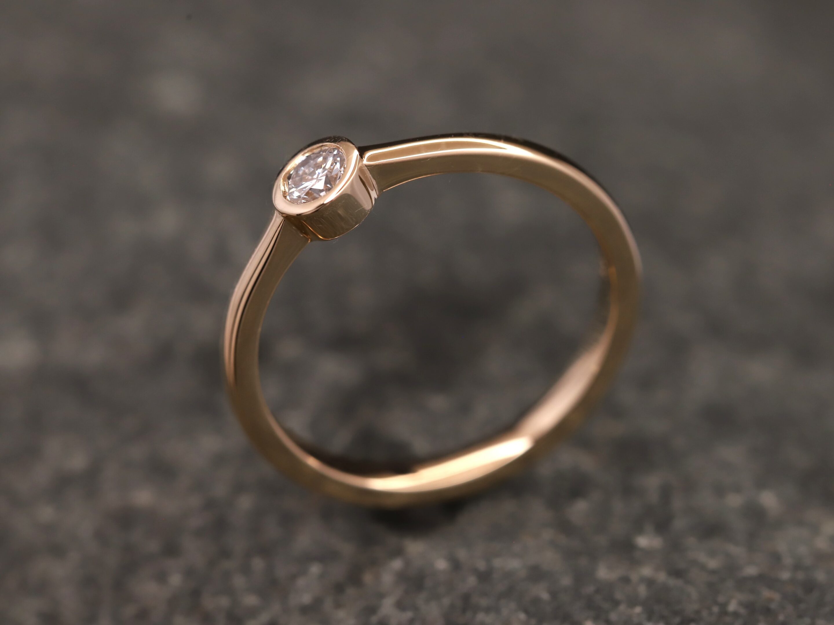 Verlobungsring 585er Rosegold mit 0,18ct synthetischem Diamanten im Brillantschliff – Bild 4