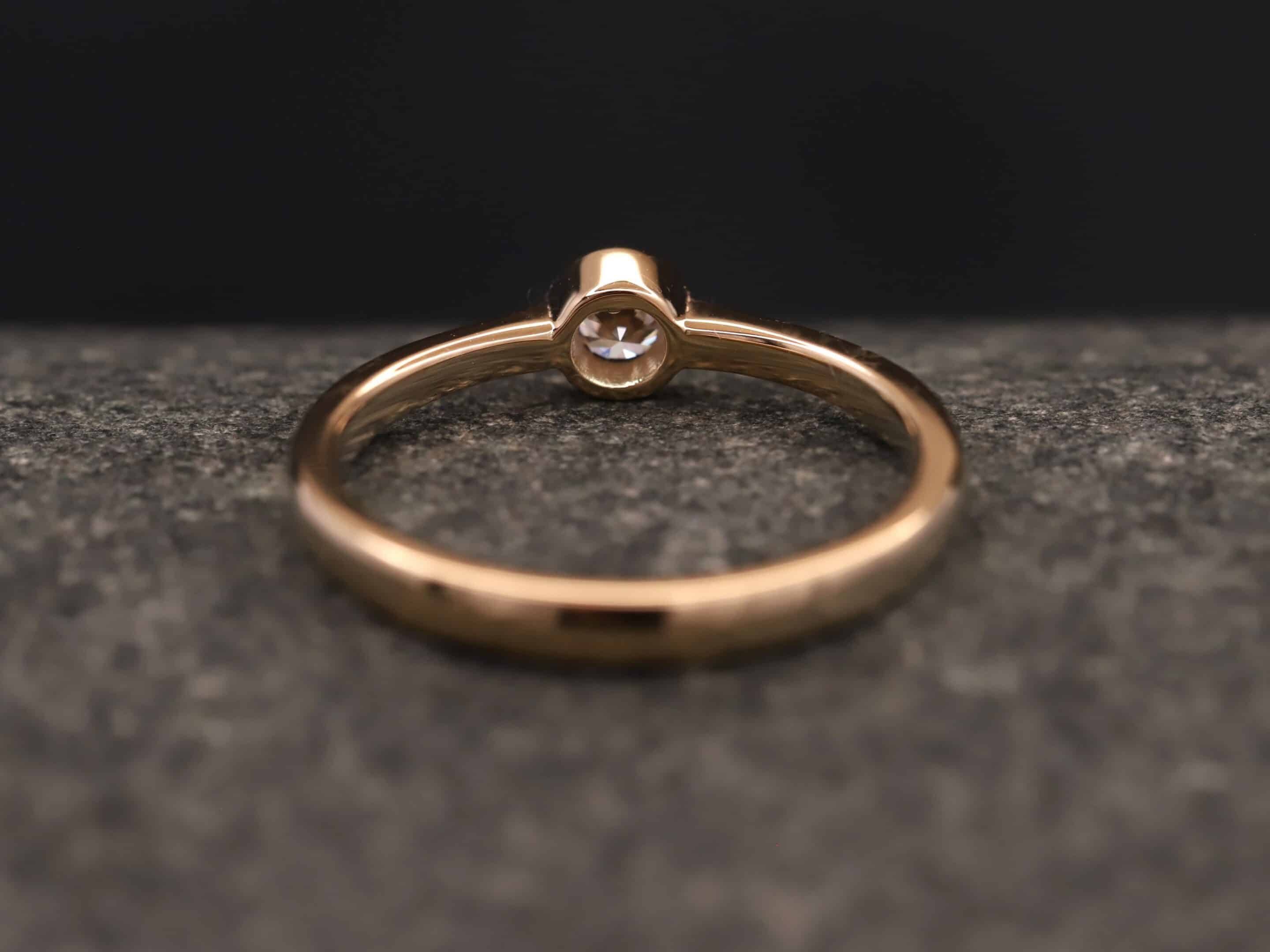 Verlobungsring 585er Rosegold mit 0,18ct synthetischem Diamanten im Brillantschliff – Bild 7