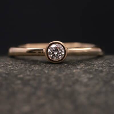 Verlobungsring 585er Rosegold mit 0,18ct synthetischem Diamanten im Brillantschliff