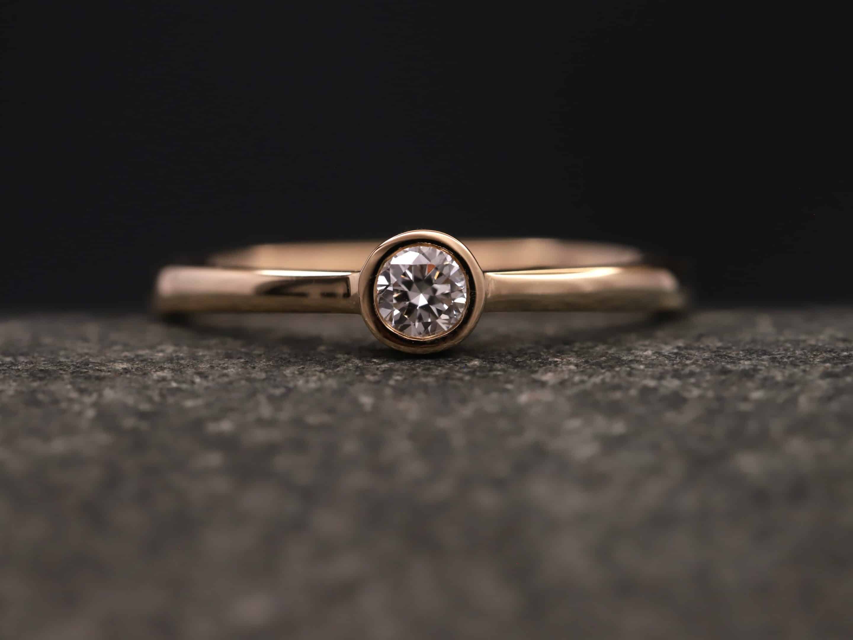 Verlobungsring 585er Rosegold mit 0,18ct synthetischem Diamanten im Brillantschliff