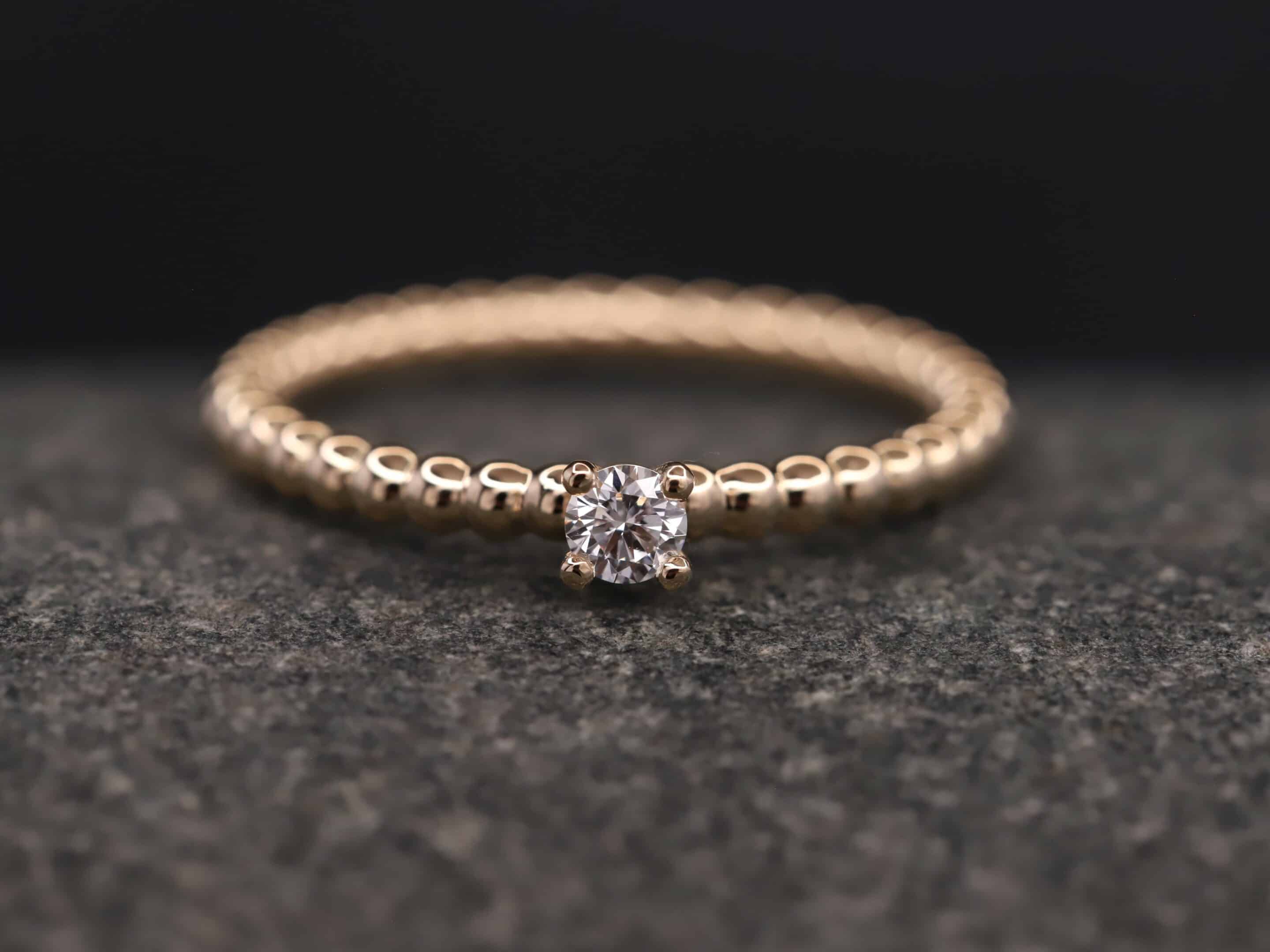 Verlobungsring Kugelring 585er Rosegold mit 0,11ct synthetischem Diamanten im Brillantschliff