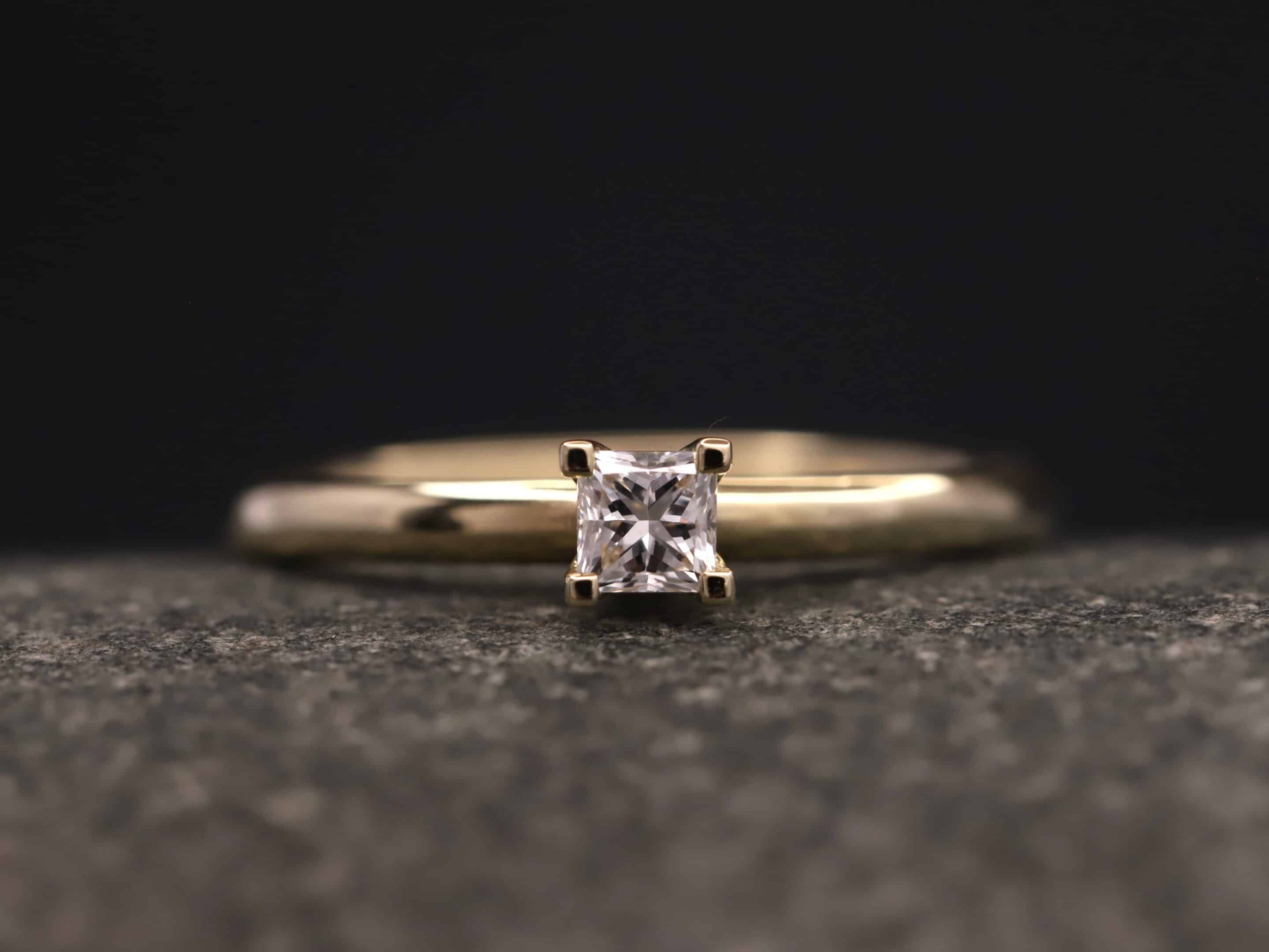 Verlobungsring 585er Gelbgold mit 0,21ct synthetischem Diamanten im Princess Schliff
