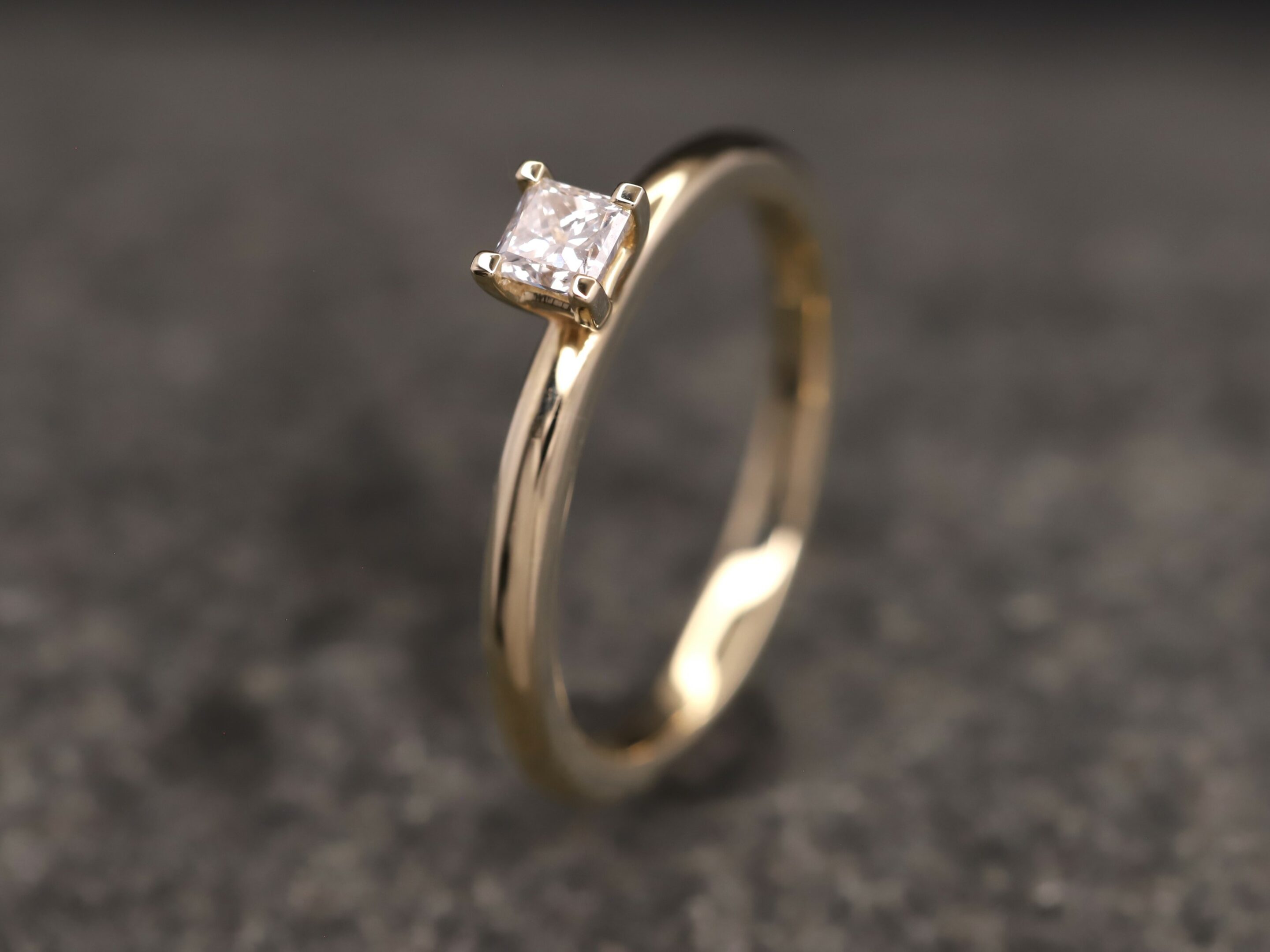 Verlobungsring 585er Gelbgold mit 0,21ct synthetischem Diamanten im Princess Schliff – Bild 2