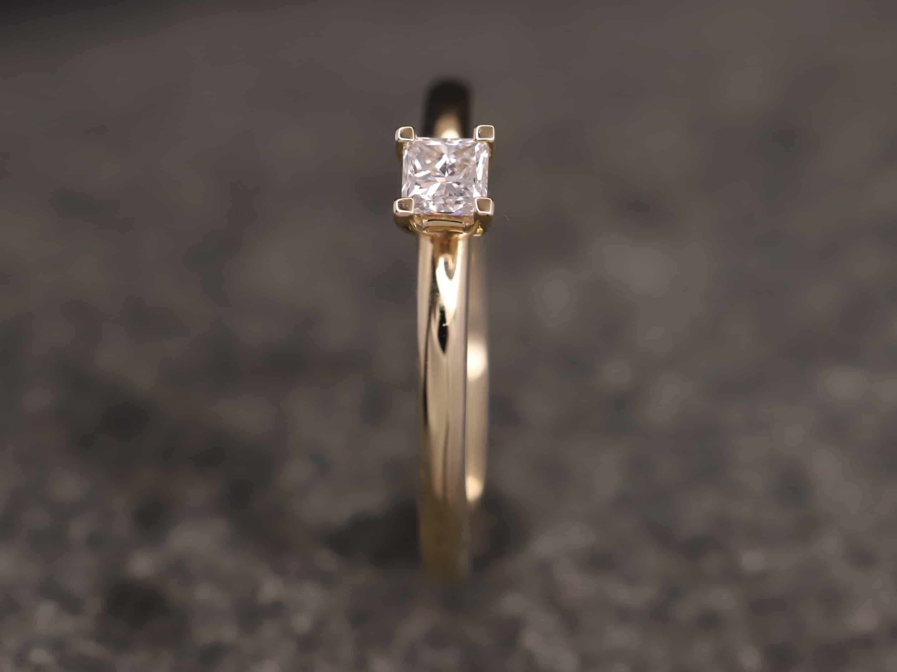 Verlobungsring 585er Gelbgold mit 0,21ct synthetischem Diamanten im Princess Schliff – Bild 4