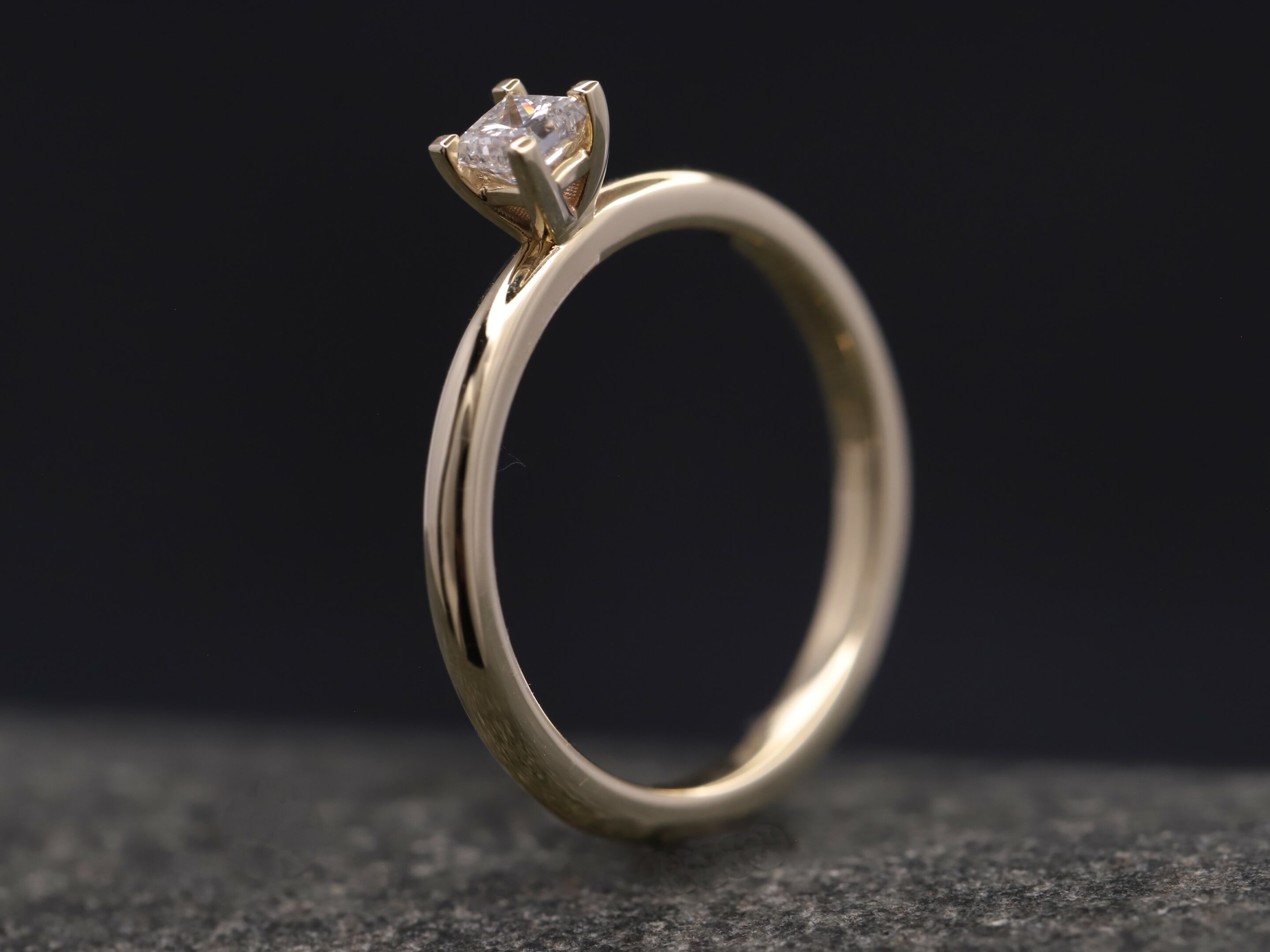 Verlobungsring 585er Gelbgold mit 0,21ct synthetischem Diamanten im Princess Schliff – Bild 8