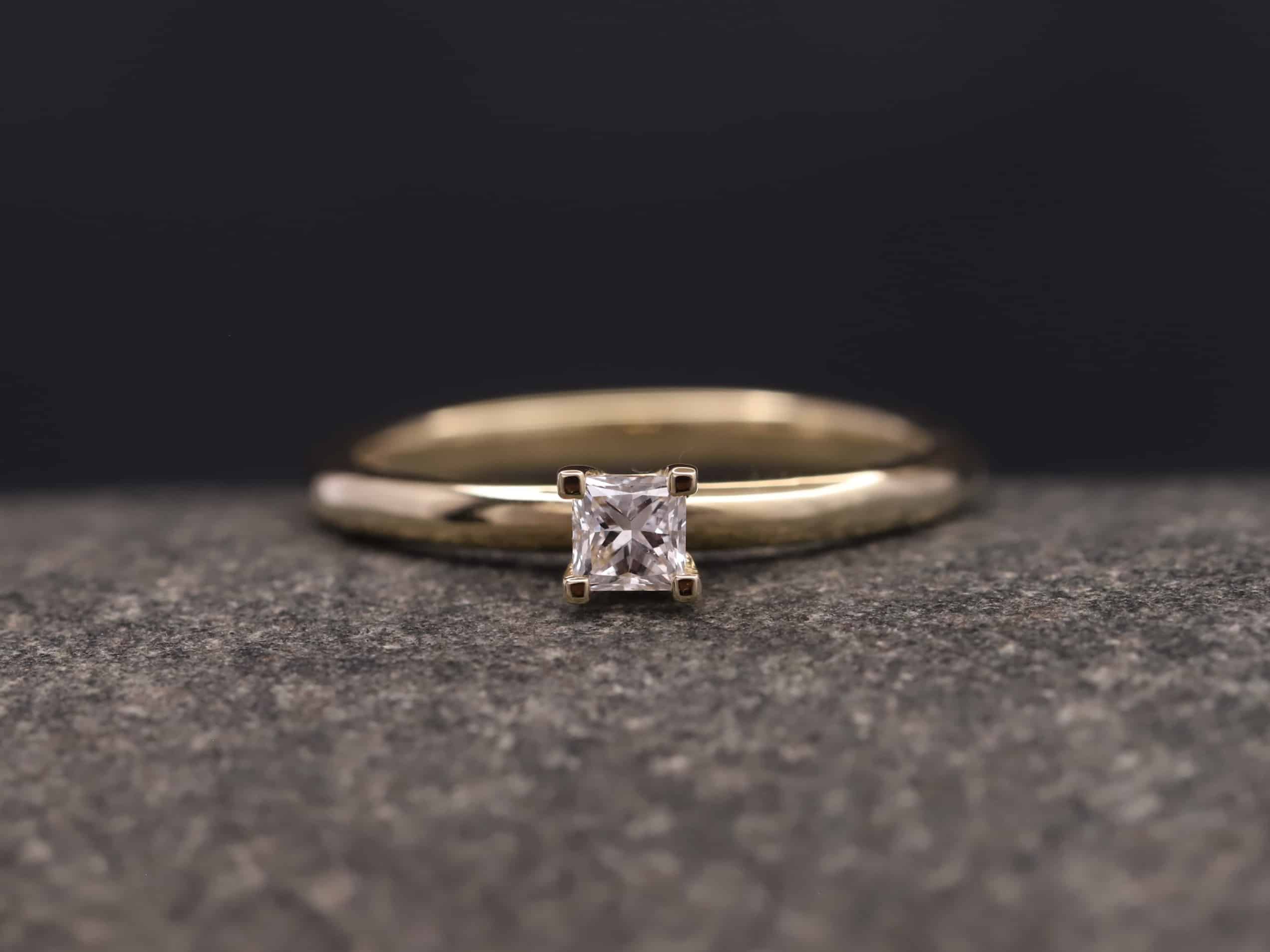Verlobungsring 585er Gelbgold mit 0,21ct synthetischem Diamanten im Princess Schliff – Bild 10