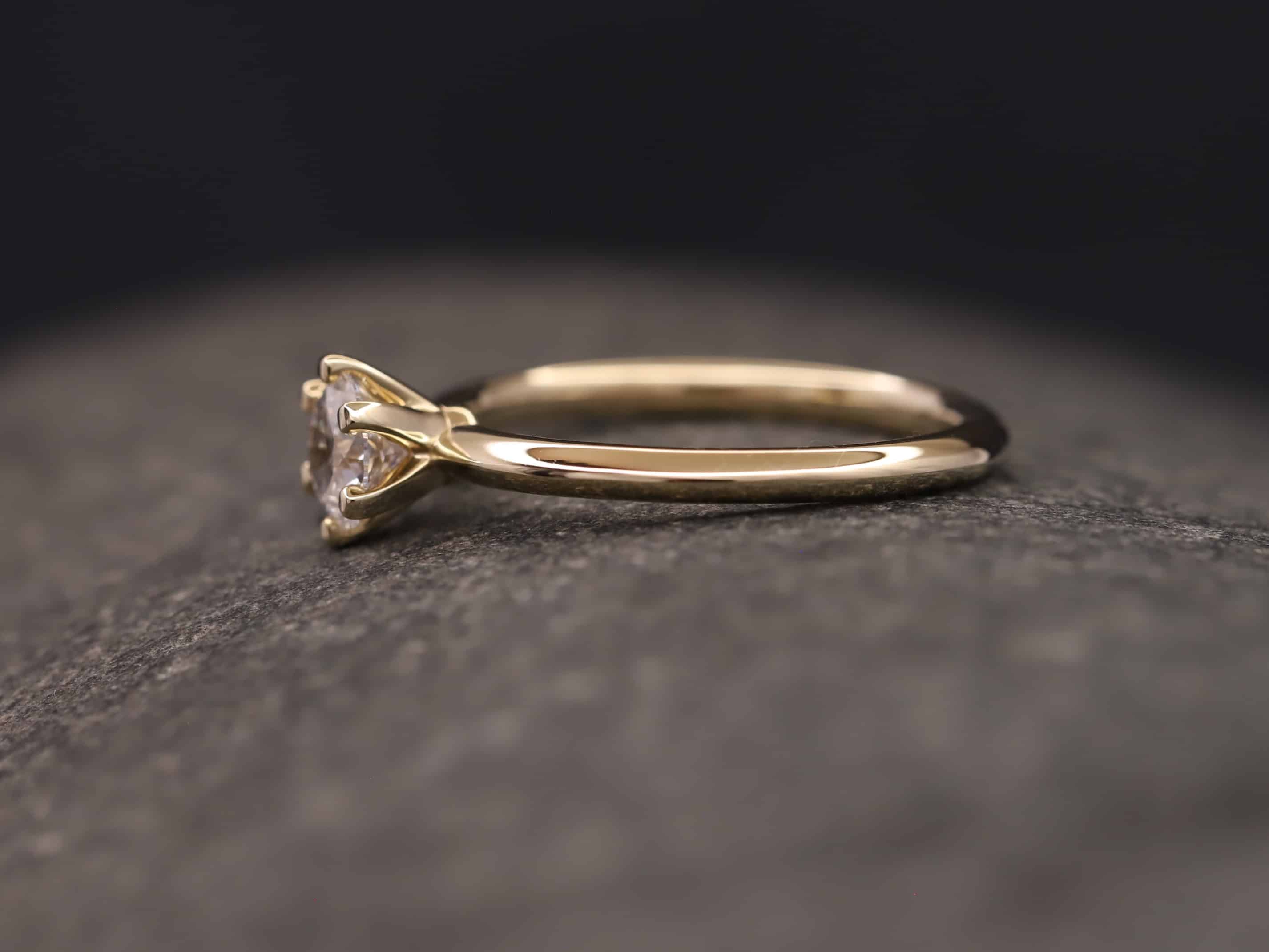 Verlobungsring 585er Gelbgold mit 0,54ct synthetischem Diamanten im Brillantschliff – Bild 10