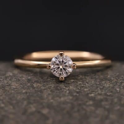 Verlobungsring 585er Rosegold mit 0,35ct synthetischem Diamanten im Brillantschliff