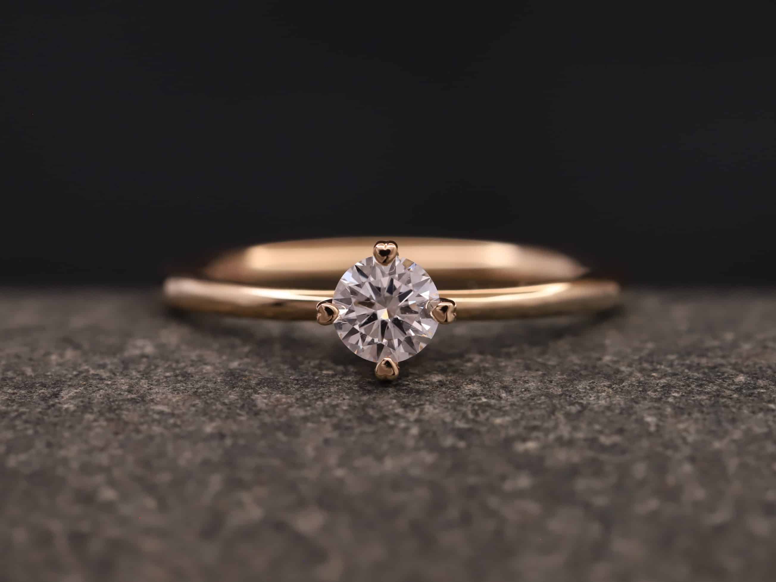 Verlobungsring 585er Rosegold mit 0,35ct synthetischem Diamanten im Brillantschliff